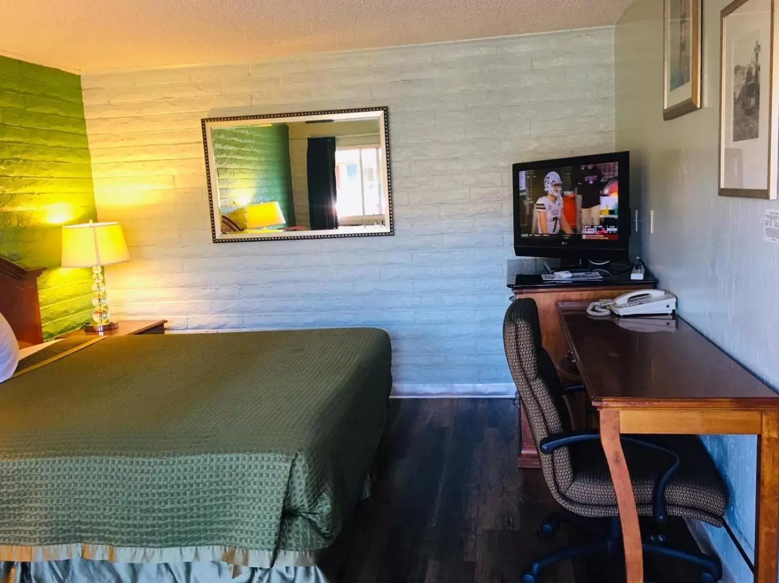 Bed, TV/Entertainment Center in Hitching Post Studios Inn