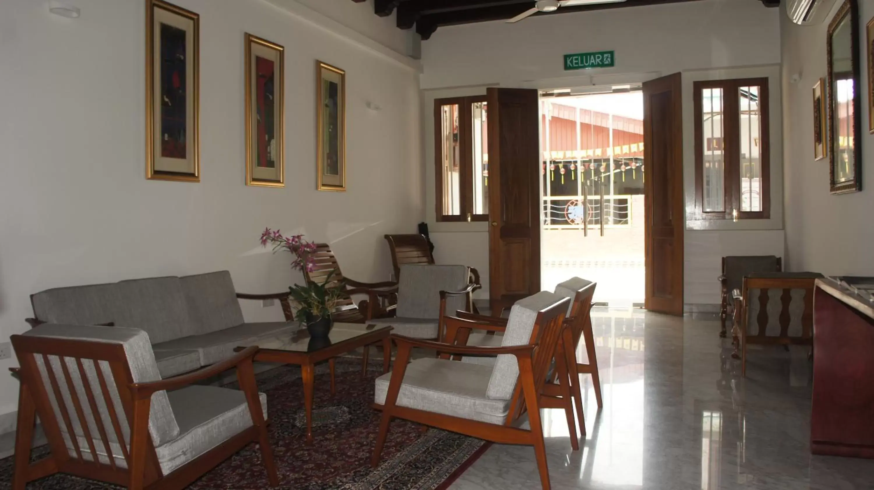 Seating area in Heeren Straits Hotel