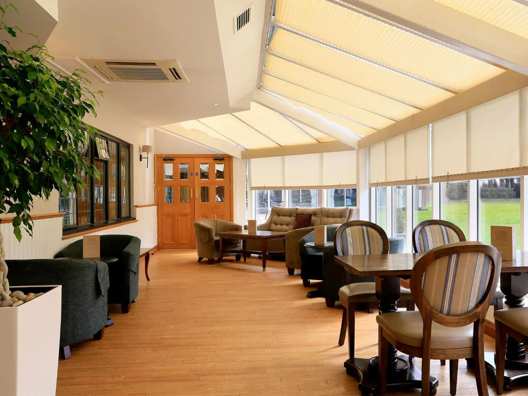 Communal lounge/ TV room, Restaurant/Places to Eat in Macdonald Craxton Wood Hotel & Spa