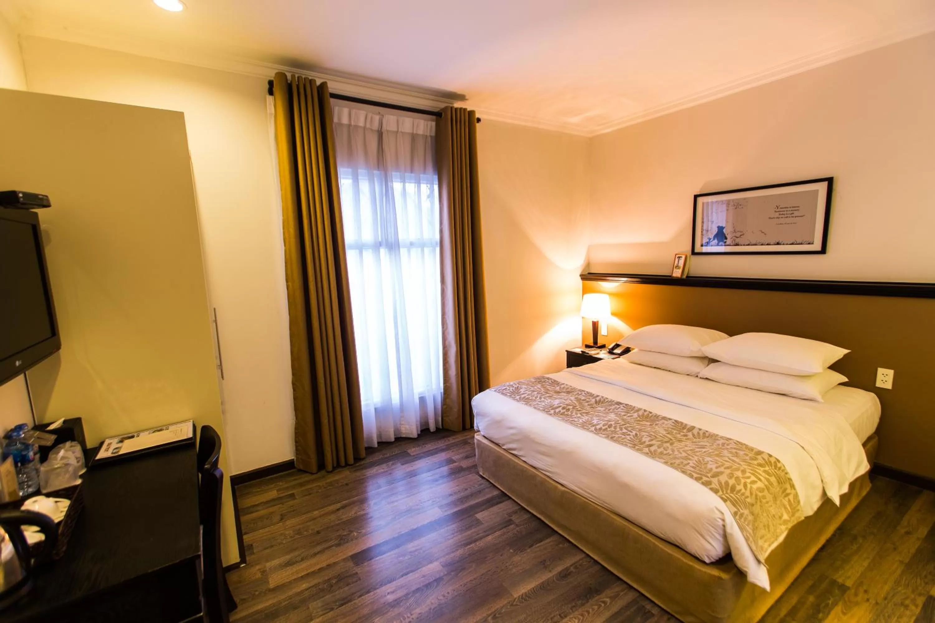 Photo of the whole room in The Alcove Library Hotel