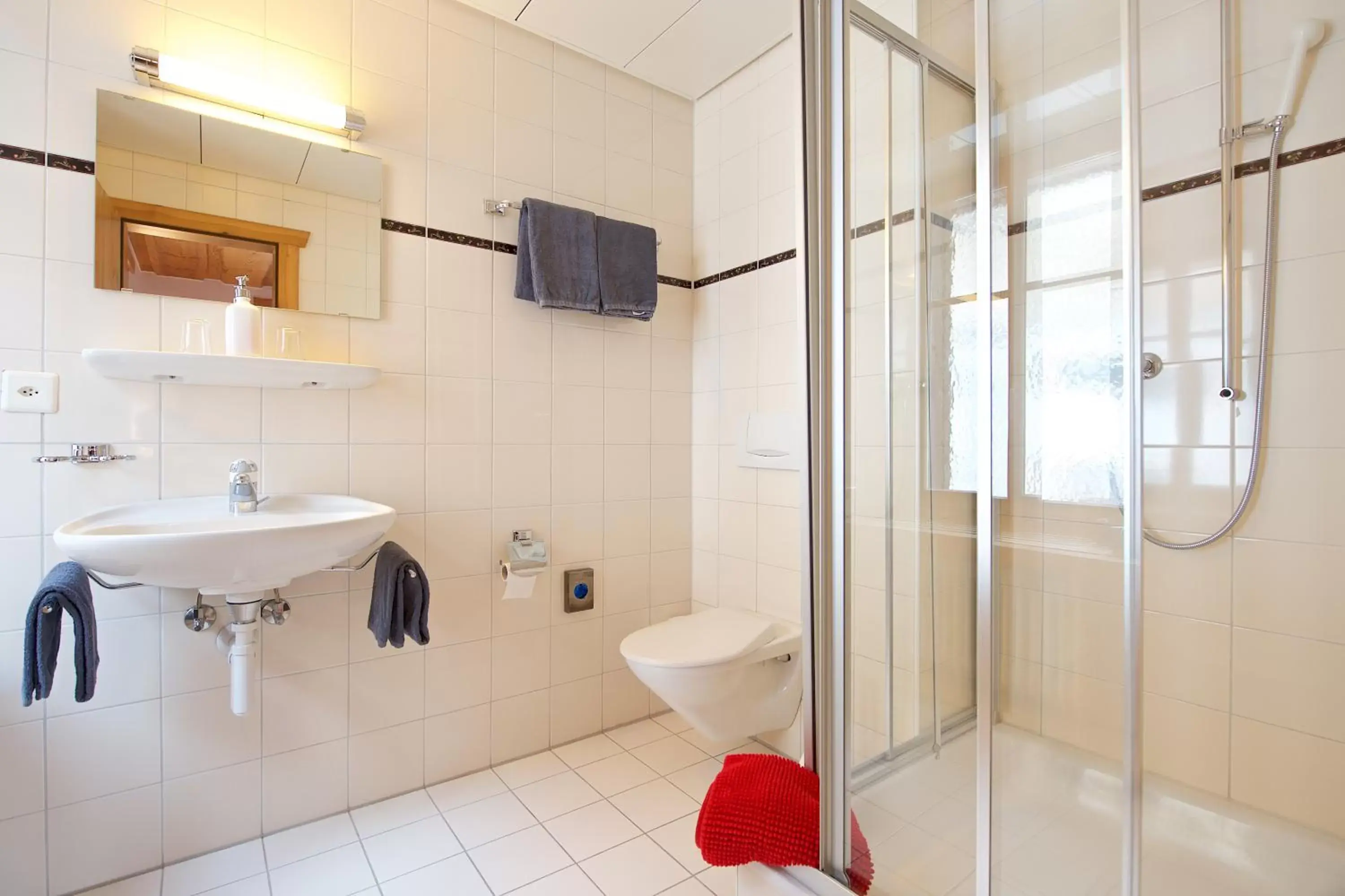 Shower, Bathroom in Hotel Bahnhof