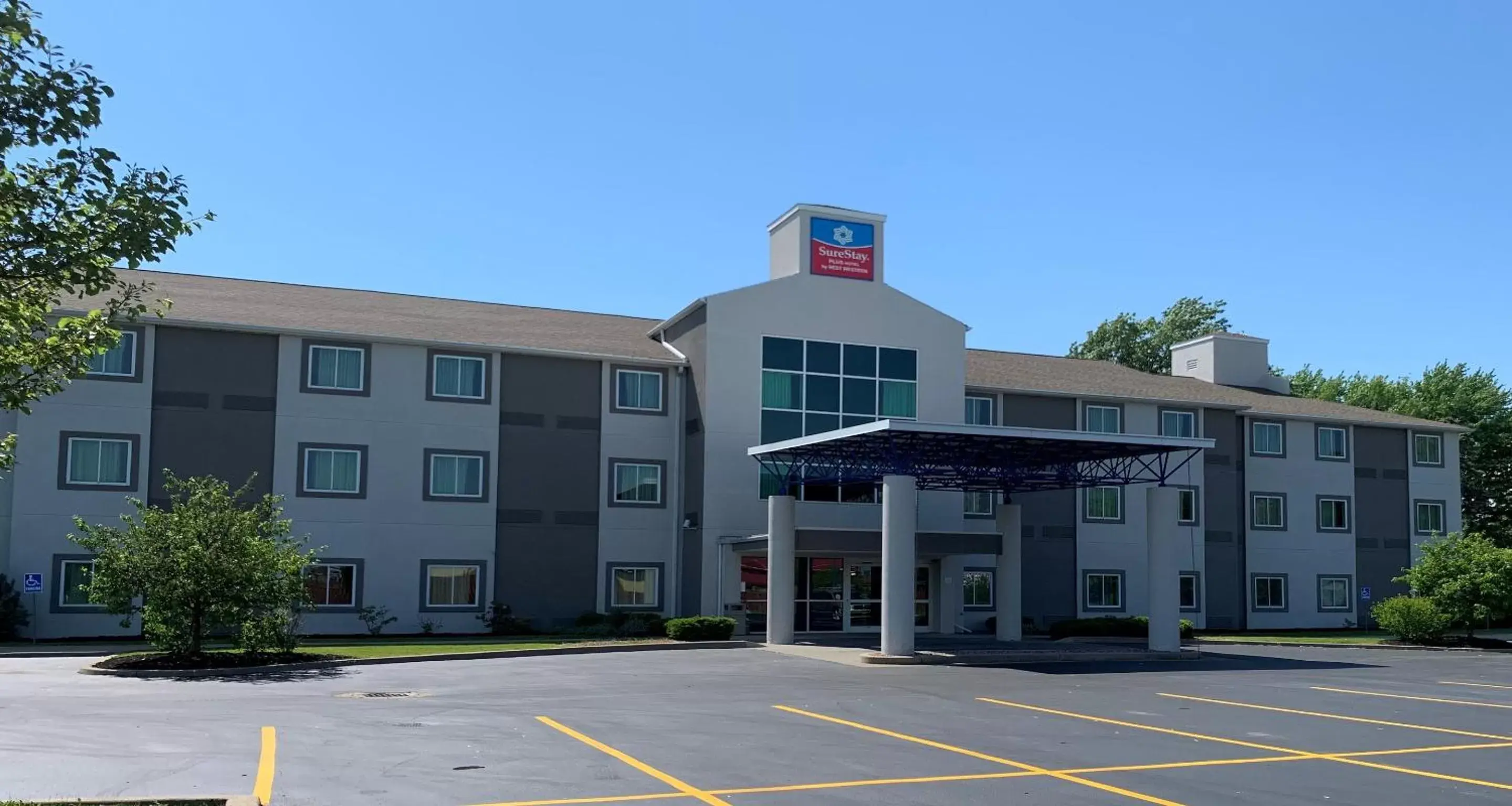 Property Building in SureStay Plus Hotel by Best Western Niagara Falls East