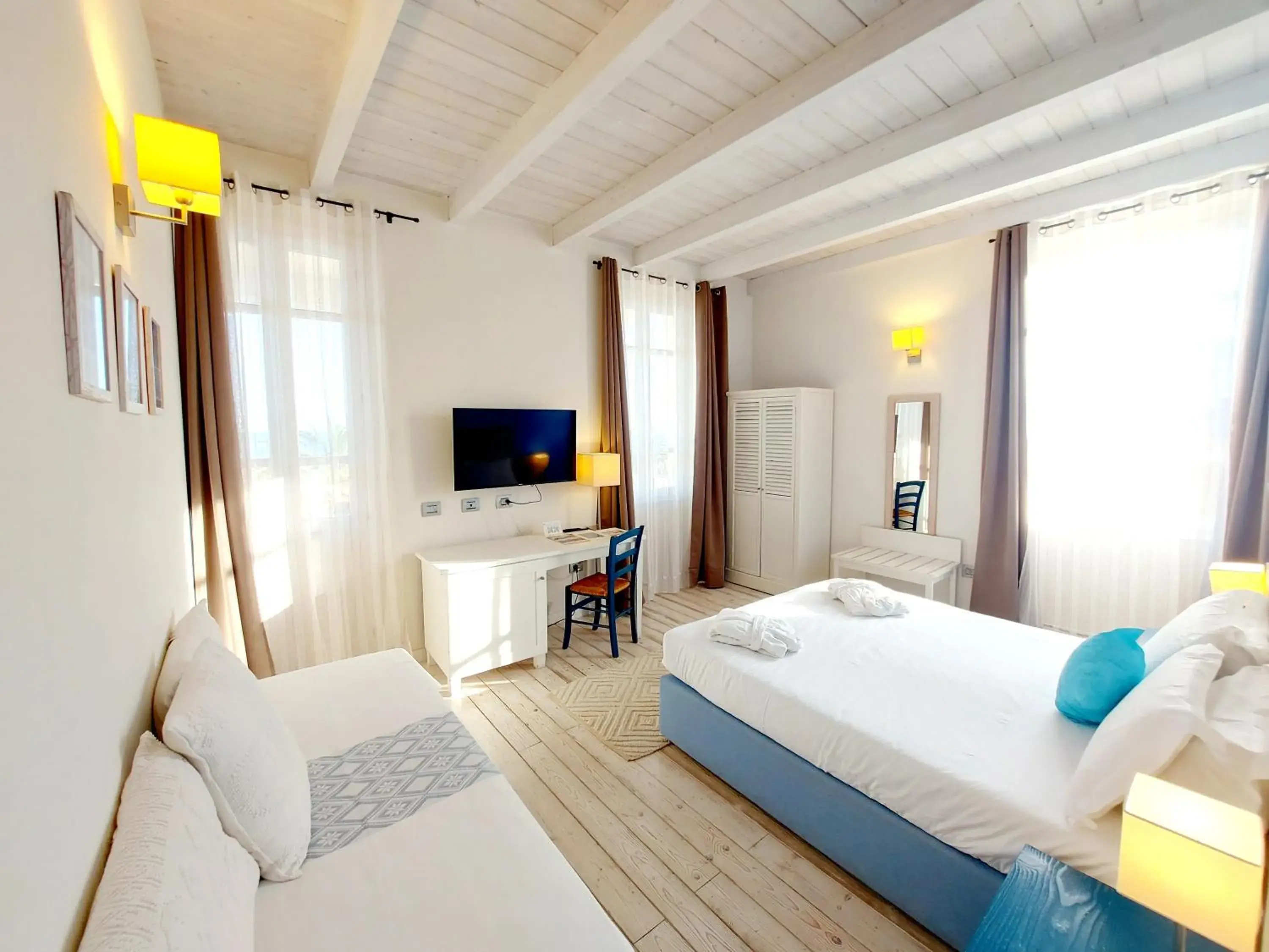Bedroom, TV/Entertainment Center in Hotel La Villa Del Mare