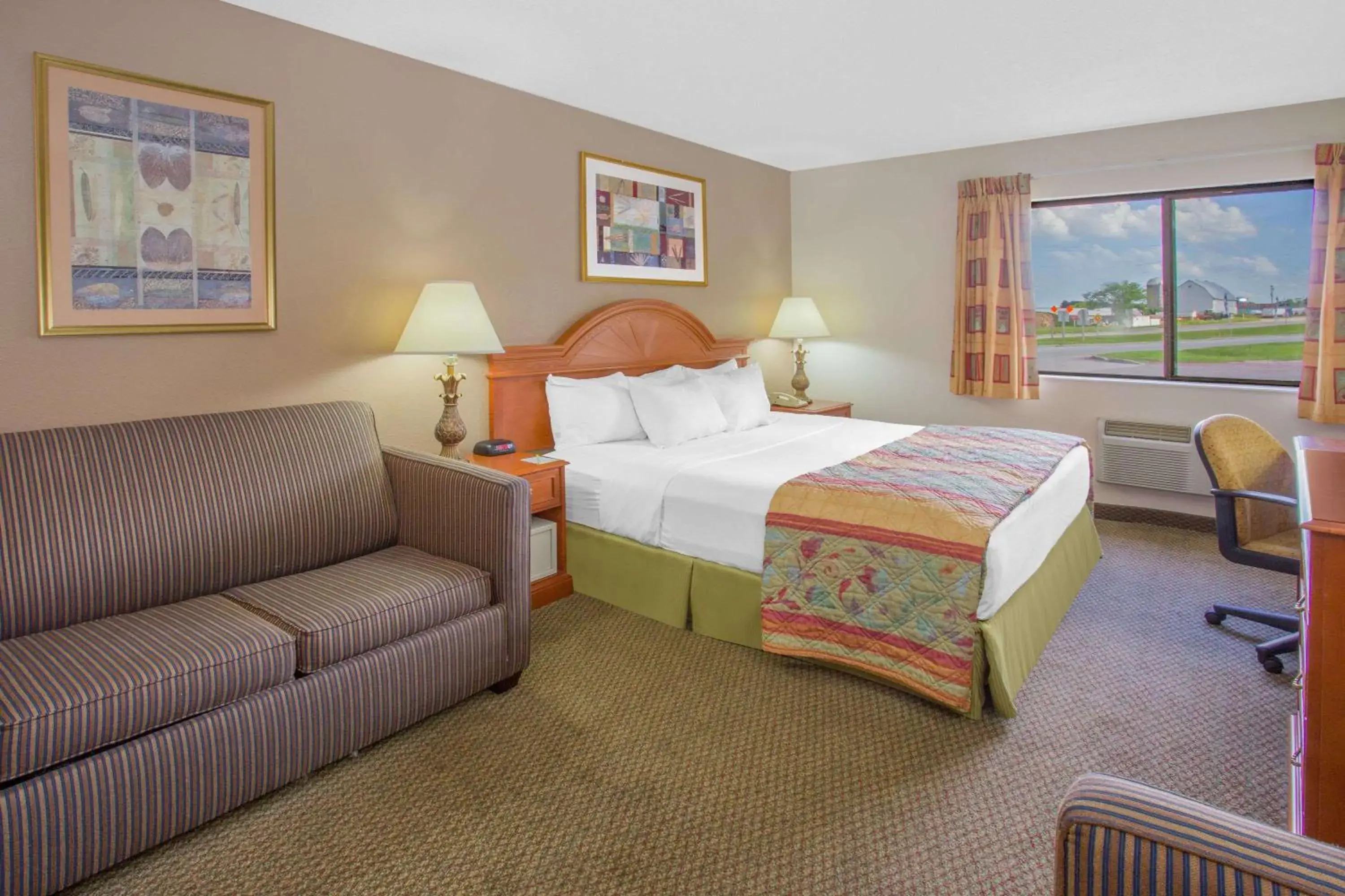 Photo of the whole room, Bed in Days Inn by Wyndham Portage