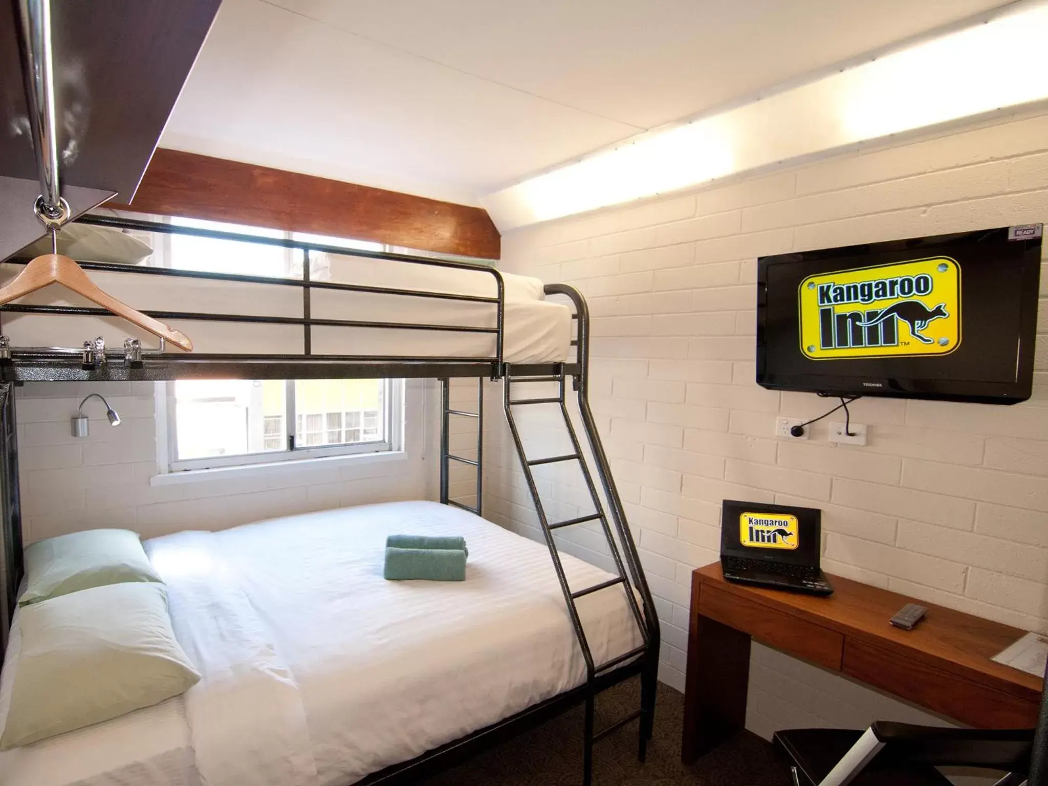 Day, Bunk Bed in Kangaroo Inn