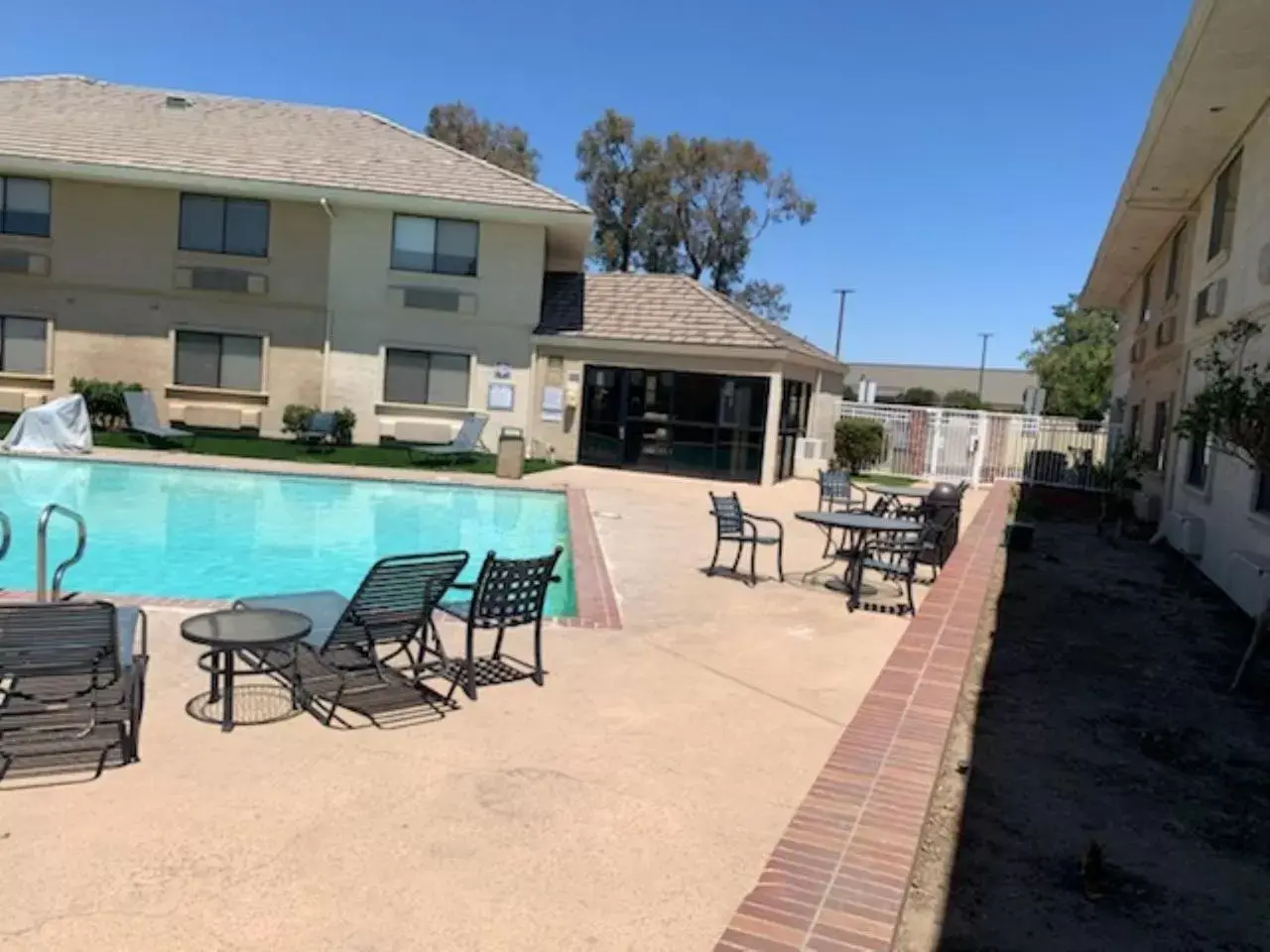 Swimming Pool in Modesto Hotel - Gateway to Yosemite