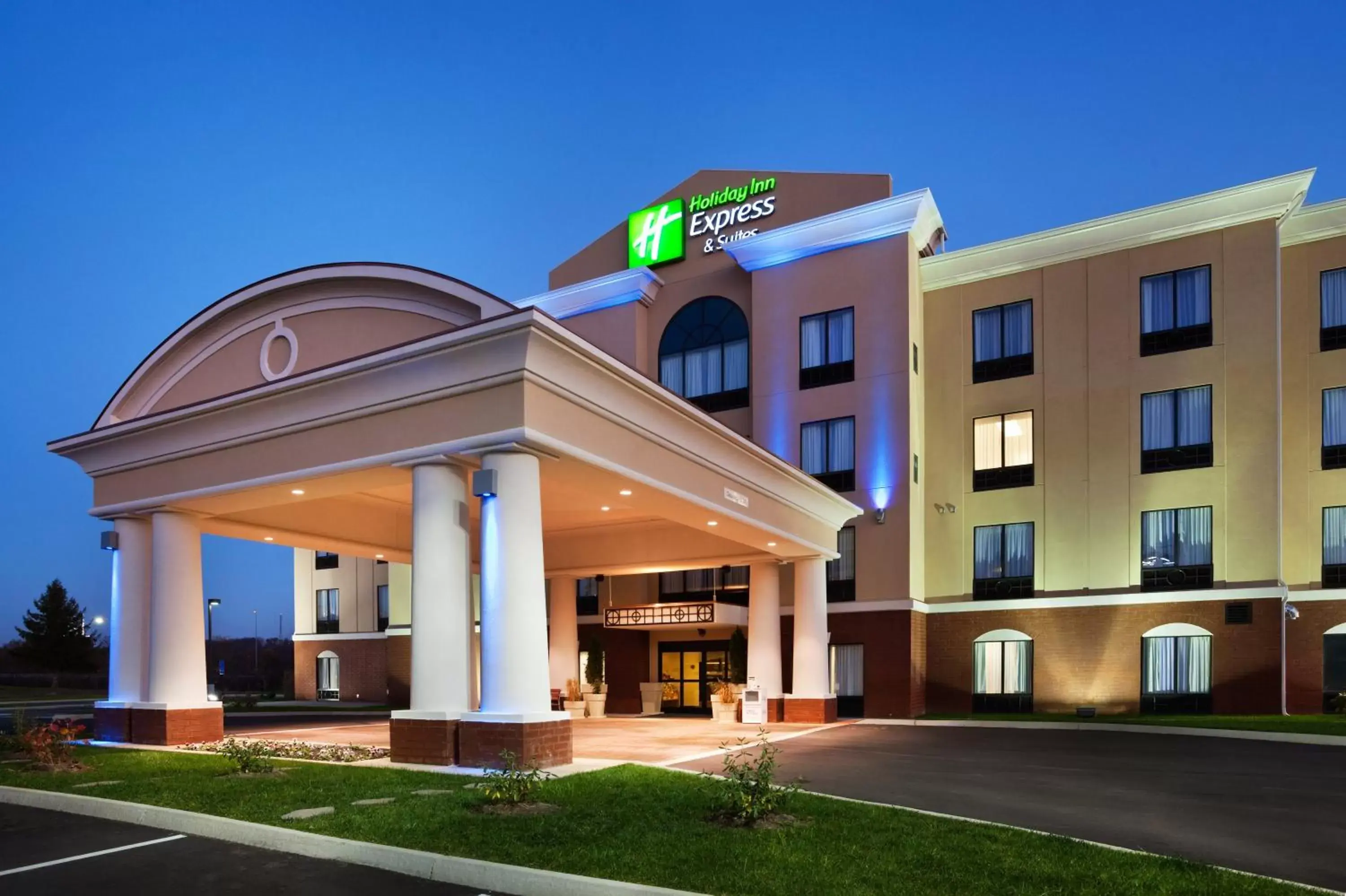 Property Building in Holiday Inn Express Hotel & Suites Newport South, an IHG Hotel