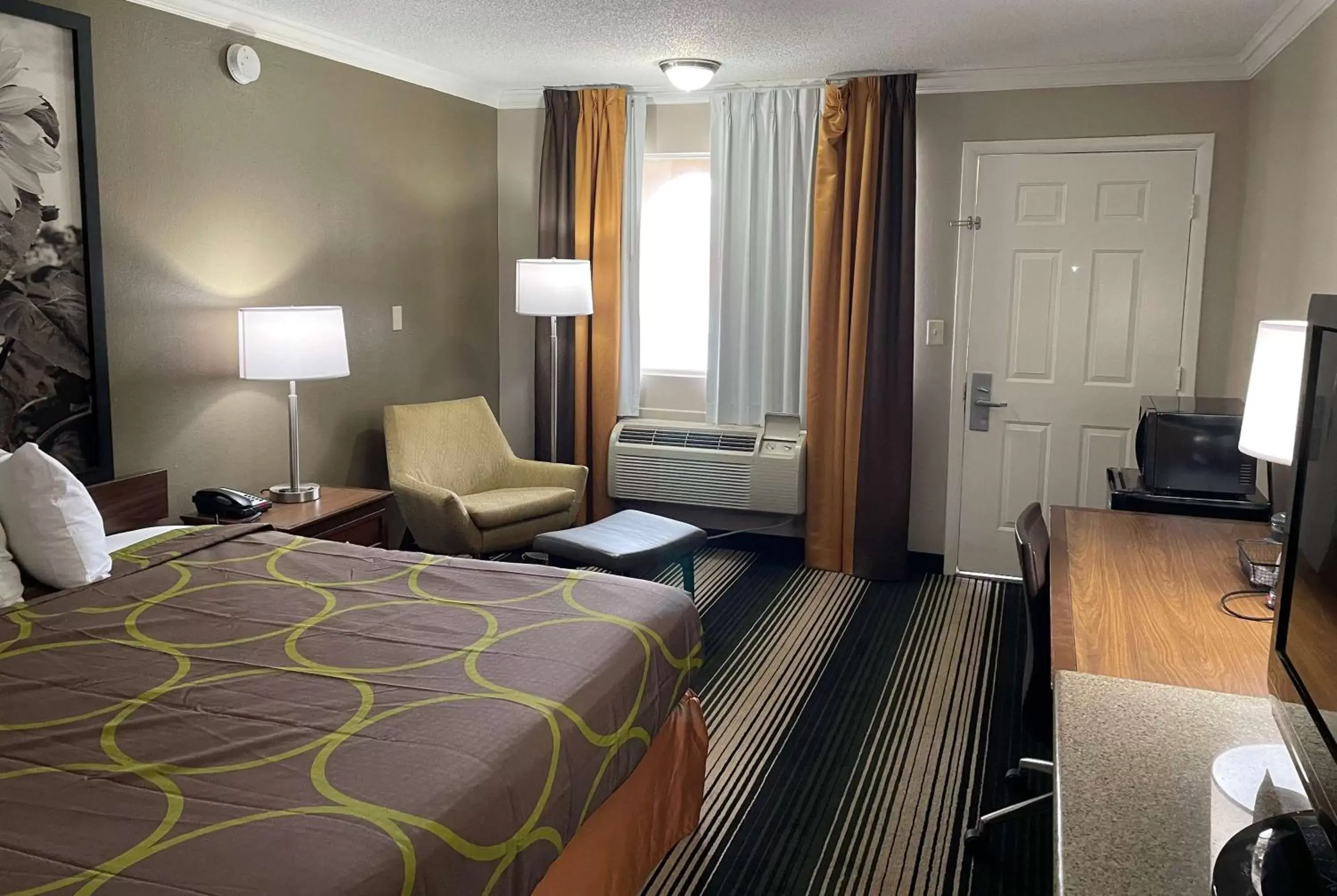 Photo of the whole room, Bed in Super 8 by Wyndham Junction City