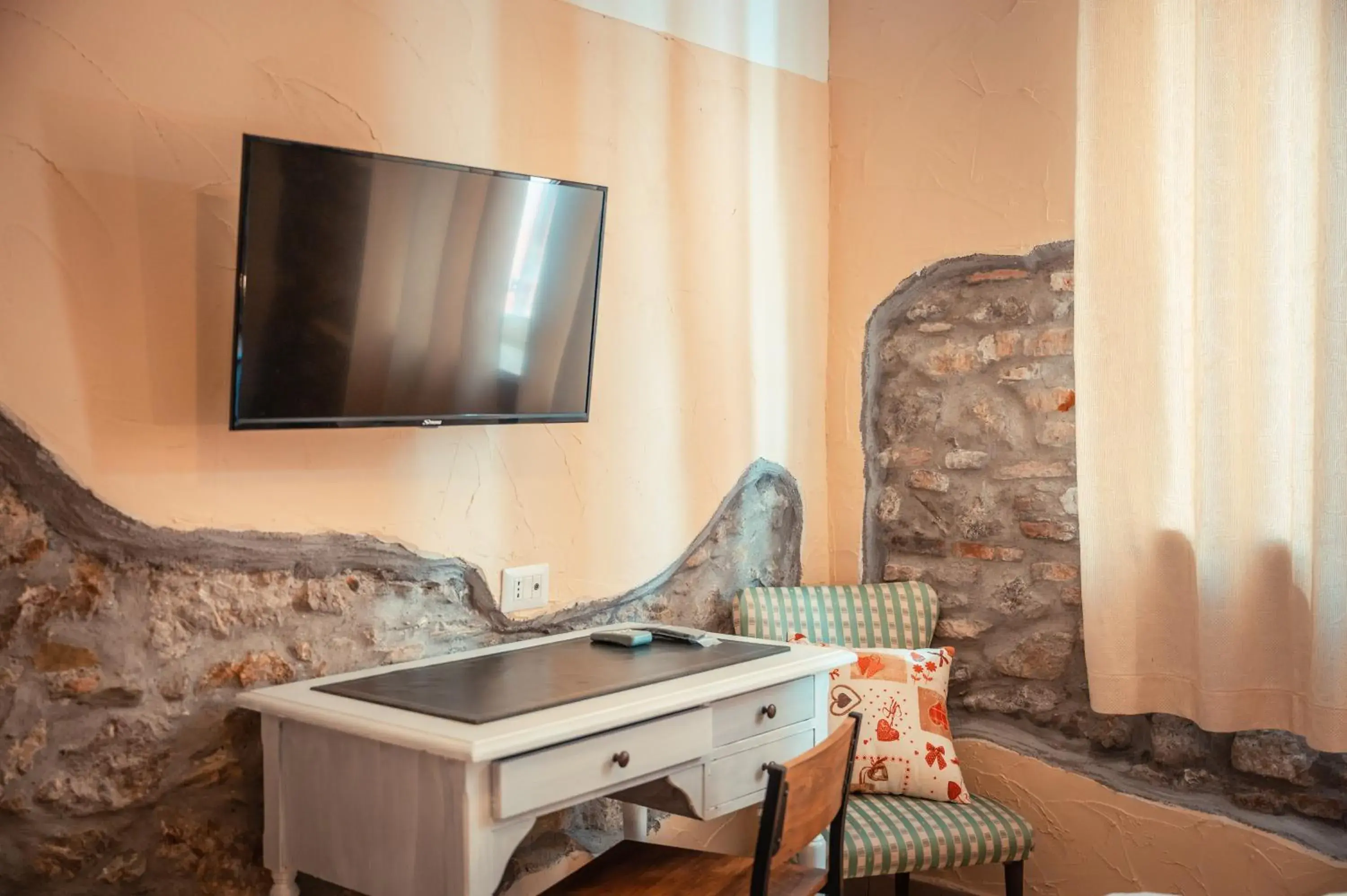 TV and multimedia, TV/Entertainment Center in Taormina Garden Hotel