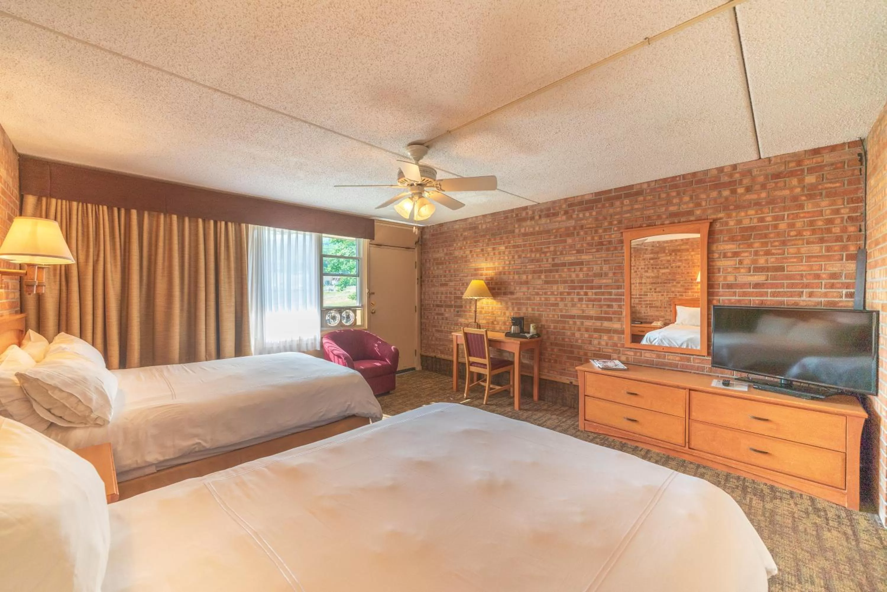 Photo of the whole room, Bed in Mountain Chalet Snowmass