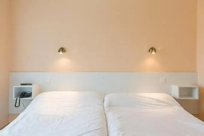 Bedroom, Bed in Hôtel Restaurant PLATANES