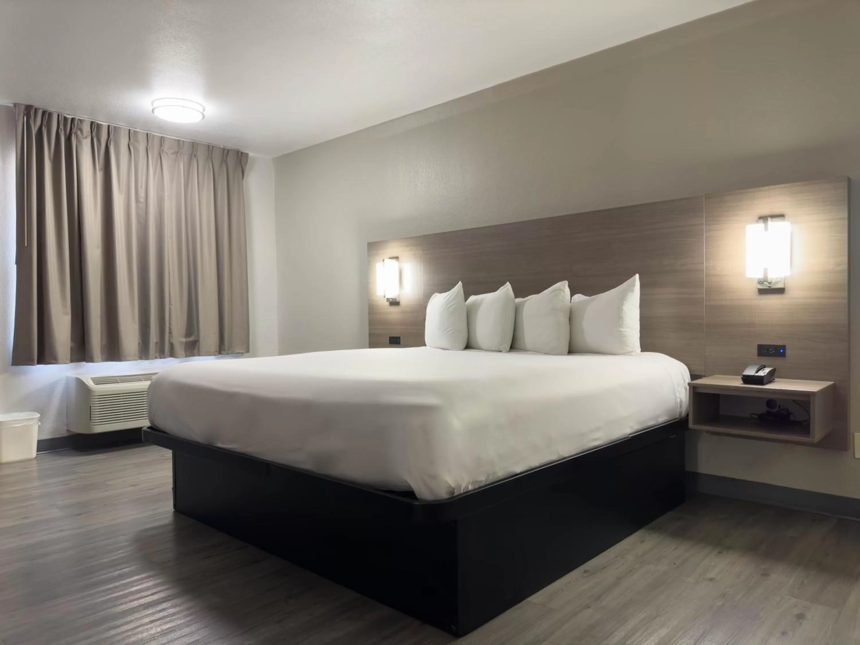 Guests, Bed in Americas Best Value Inn Austin