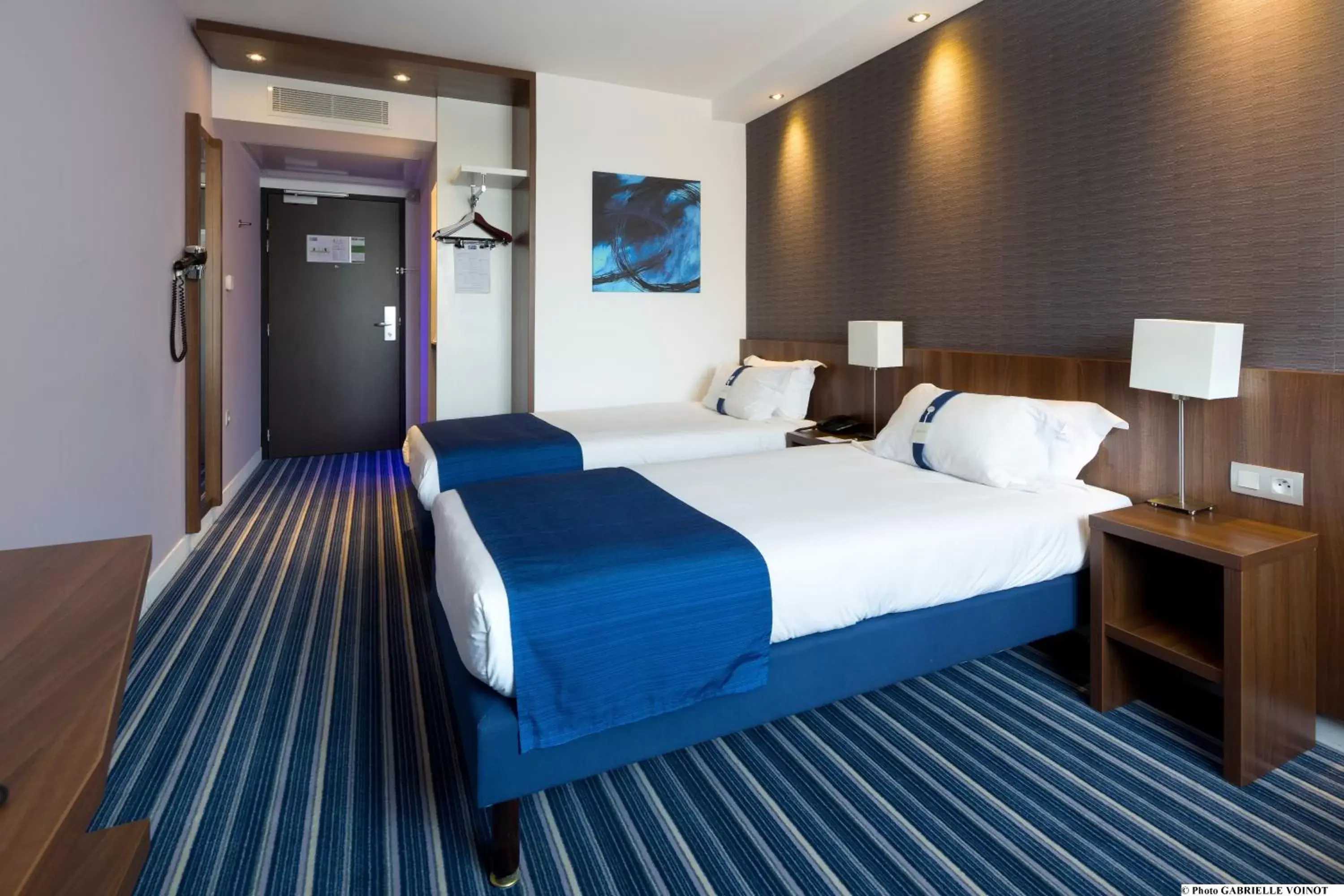 Facility for disabled guests, Bed in Holiday Inn Express Montpellier - Odysseum, an IHG Hotel