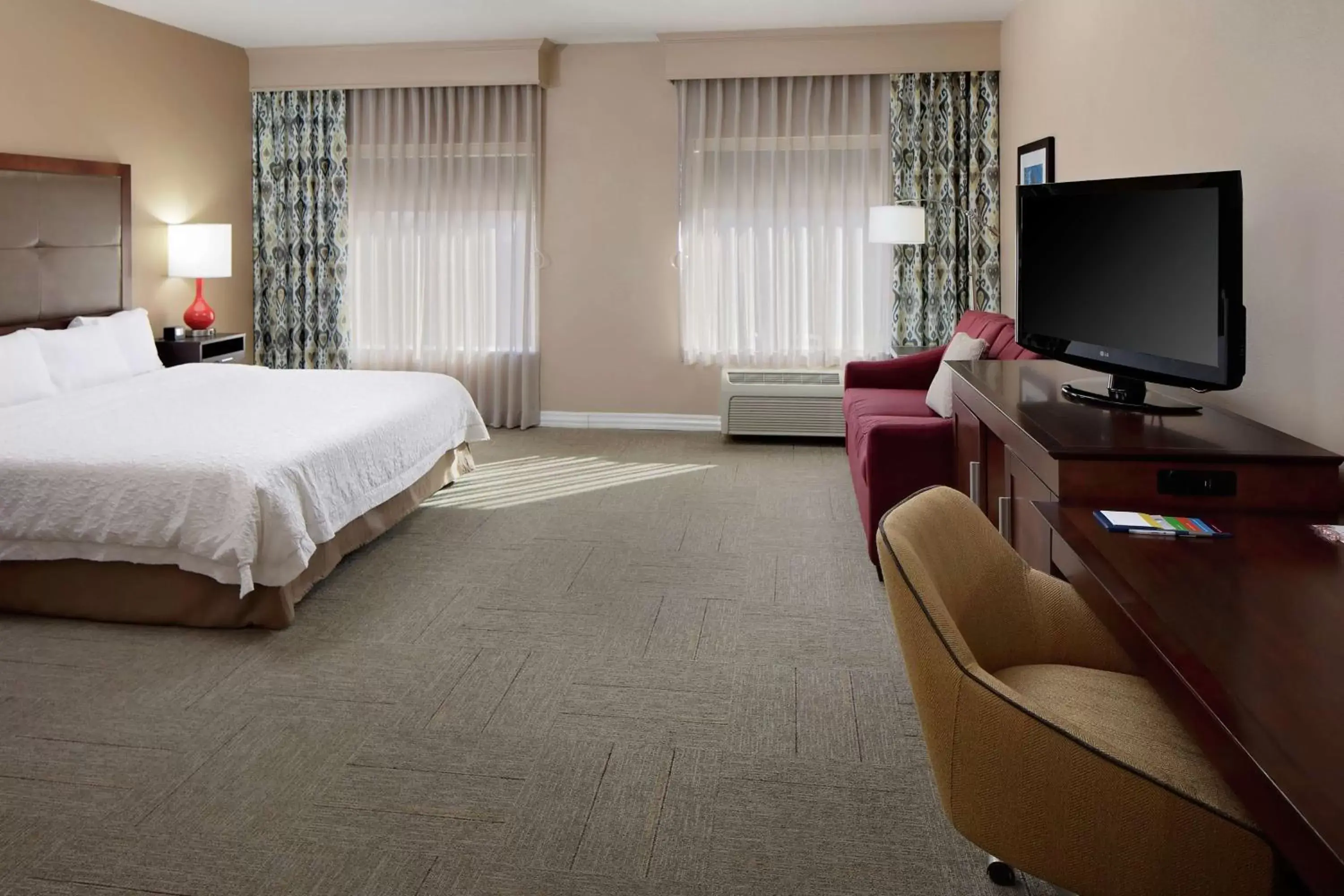 Bedroom, TV/Entertainment Center in Hampton Inn By Hilton & Suites Denton