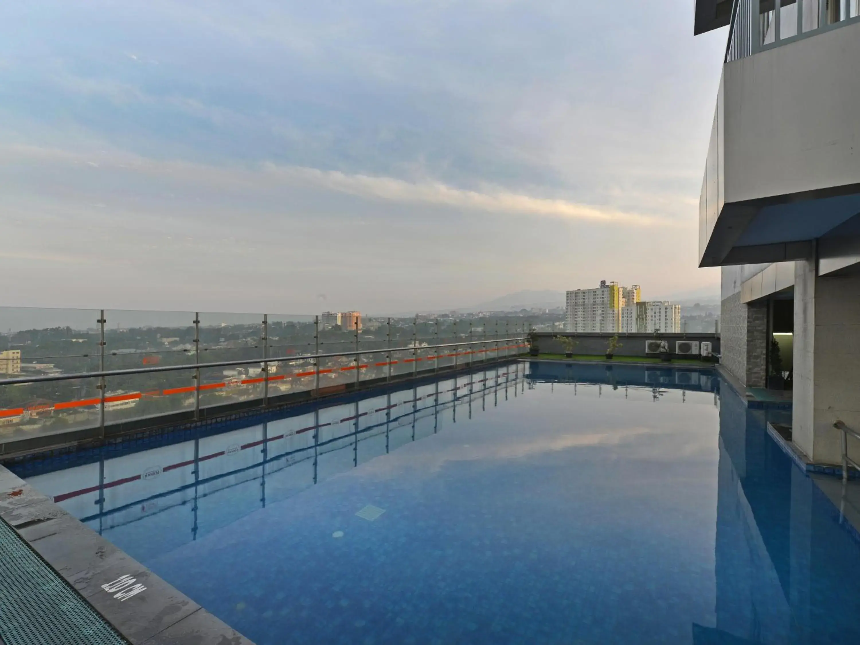 Swimming Pool in Harris Hotel And Conventions Ciumbuleuit - Bandung