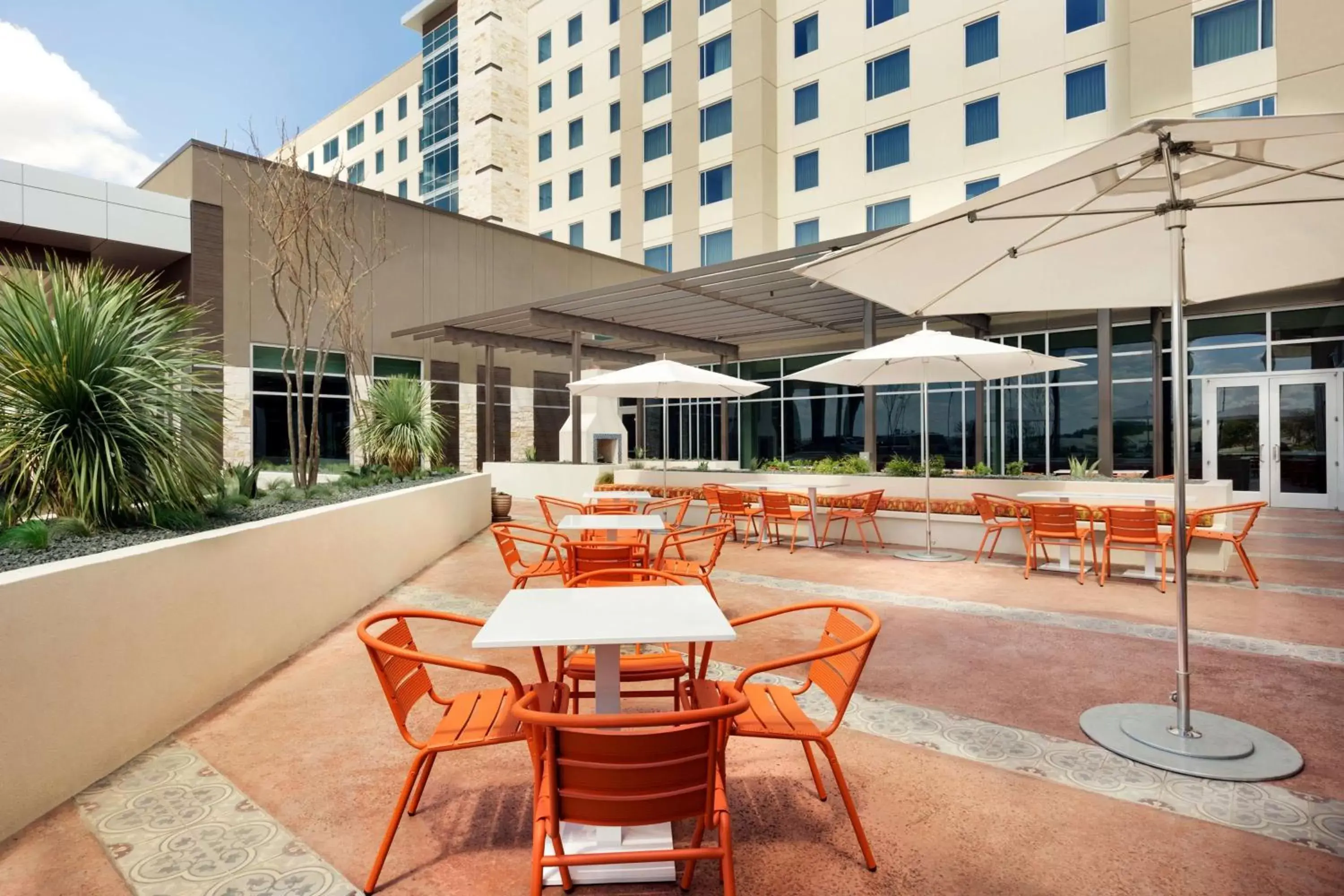 Patio in Embassy Suites By Hilton San Antonio Landmark