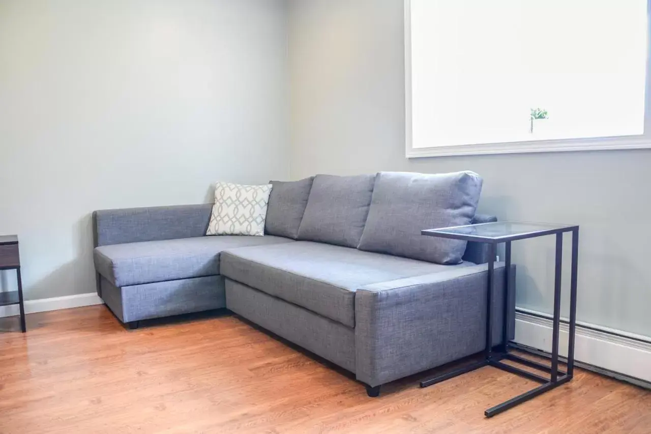 Bed, Seating Area in Trailhead Lodging