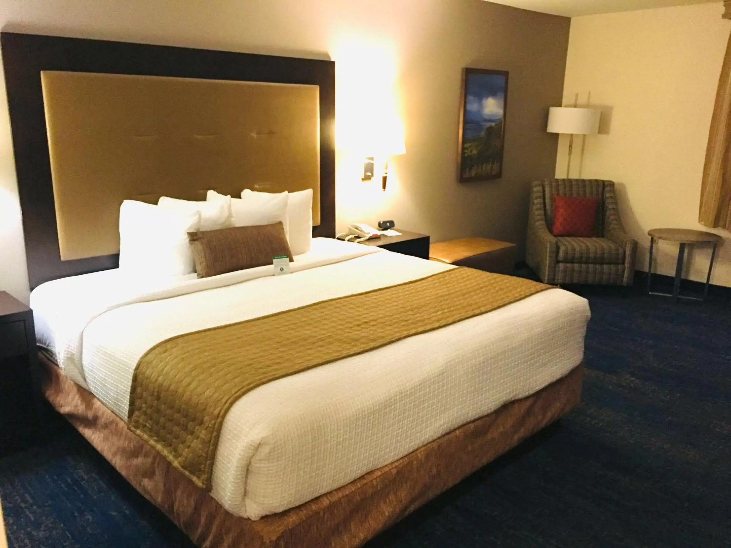 Photo of the whole room, Bed in Best Western Plus Portland Airport Hotel & Suites