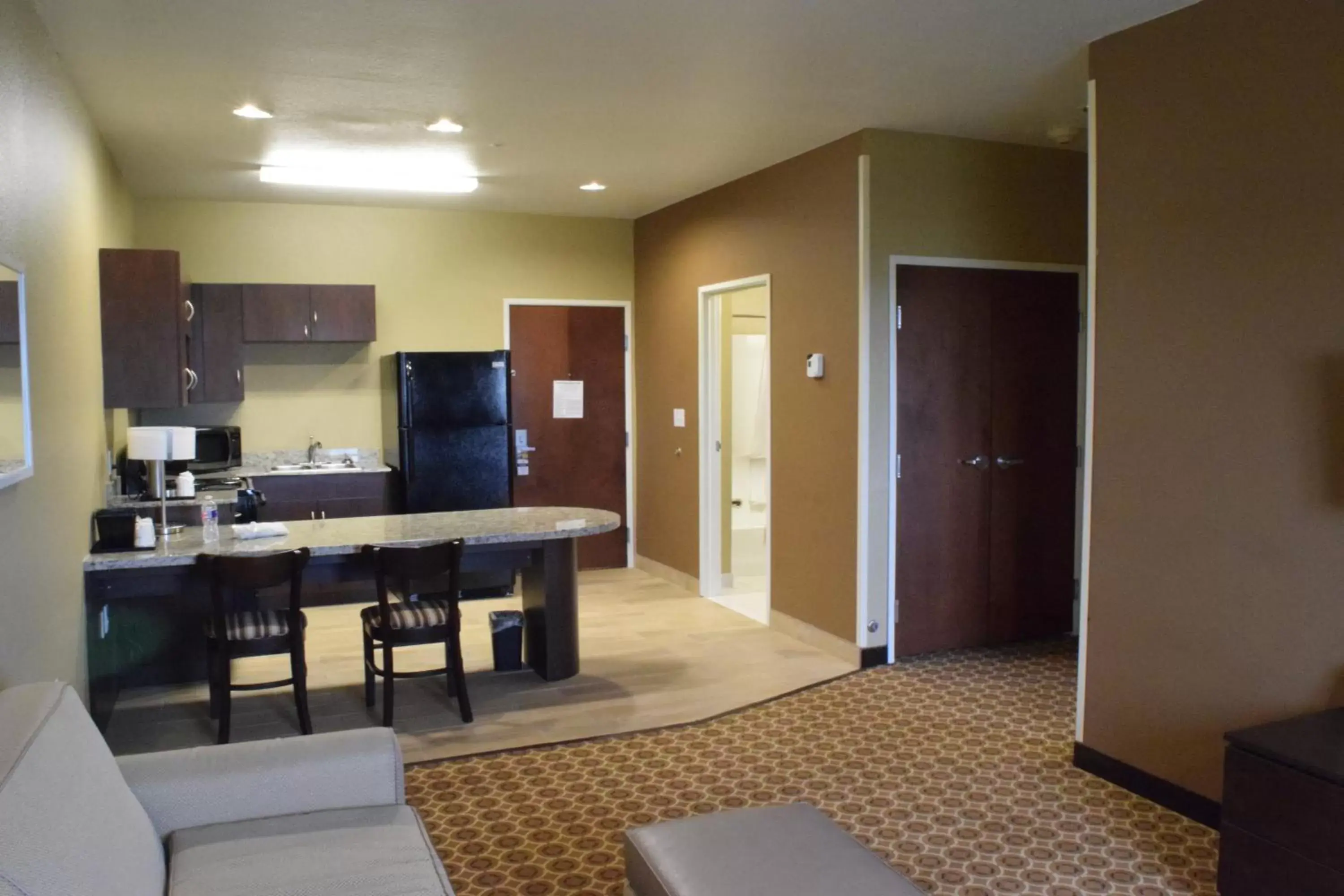 Living room, Kitchen/Kitchenette in Microtel Inn and Suites Pecos