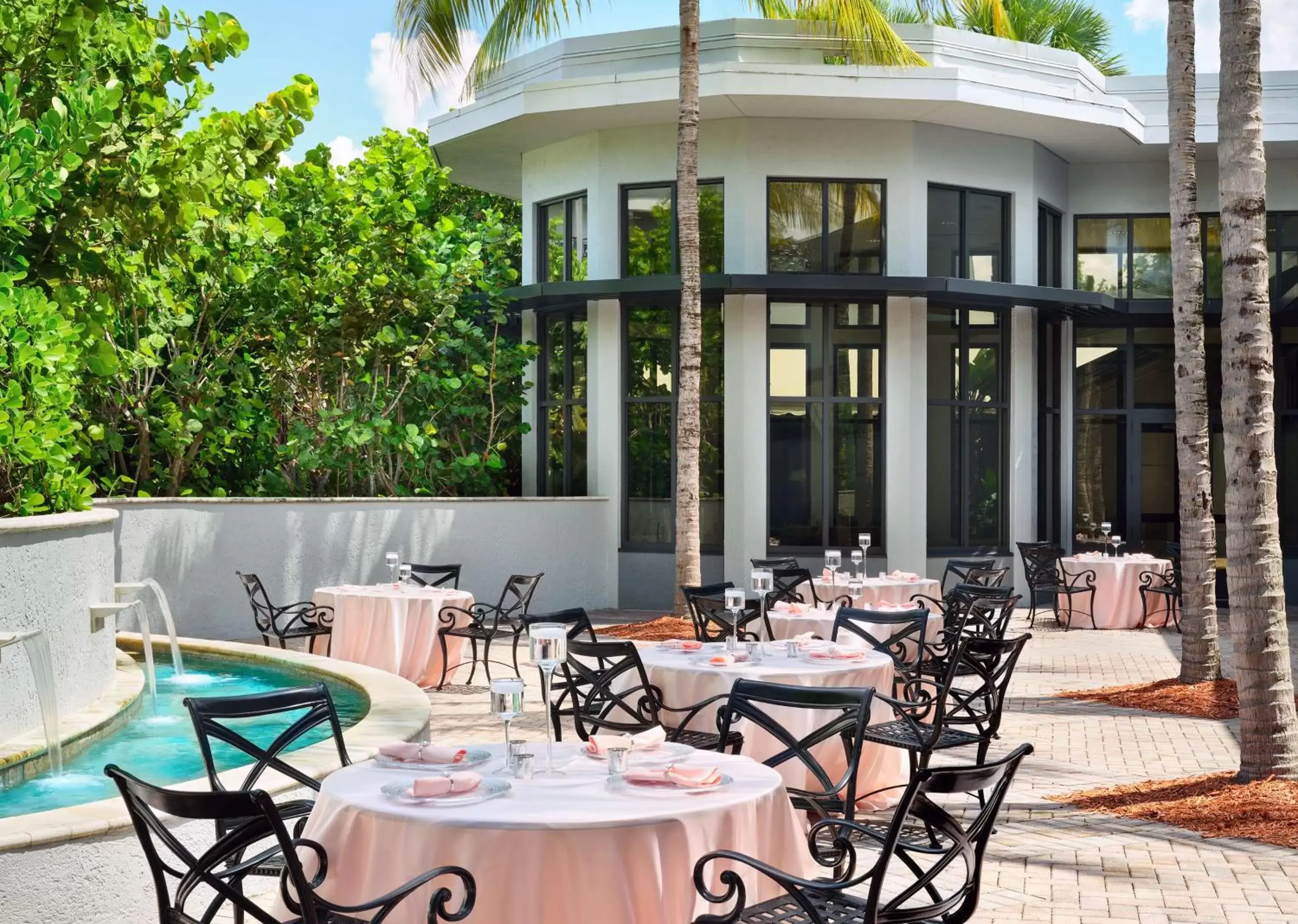 Inner courtyard view, Restaurant/Places to Eat in DoubleTree by Hilton Palm Beach Gardens