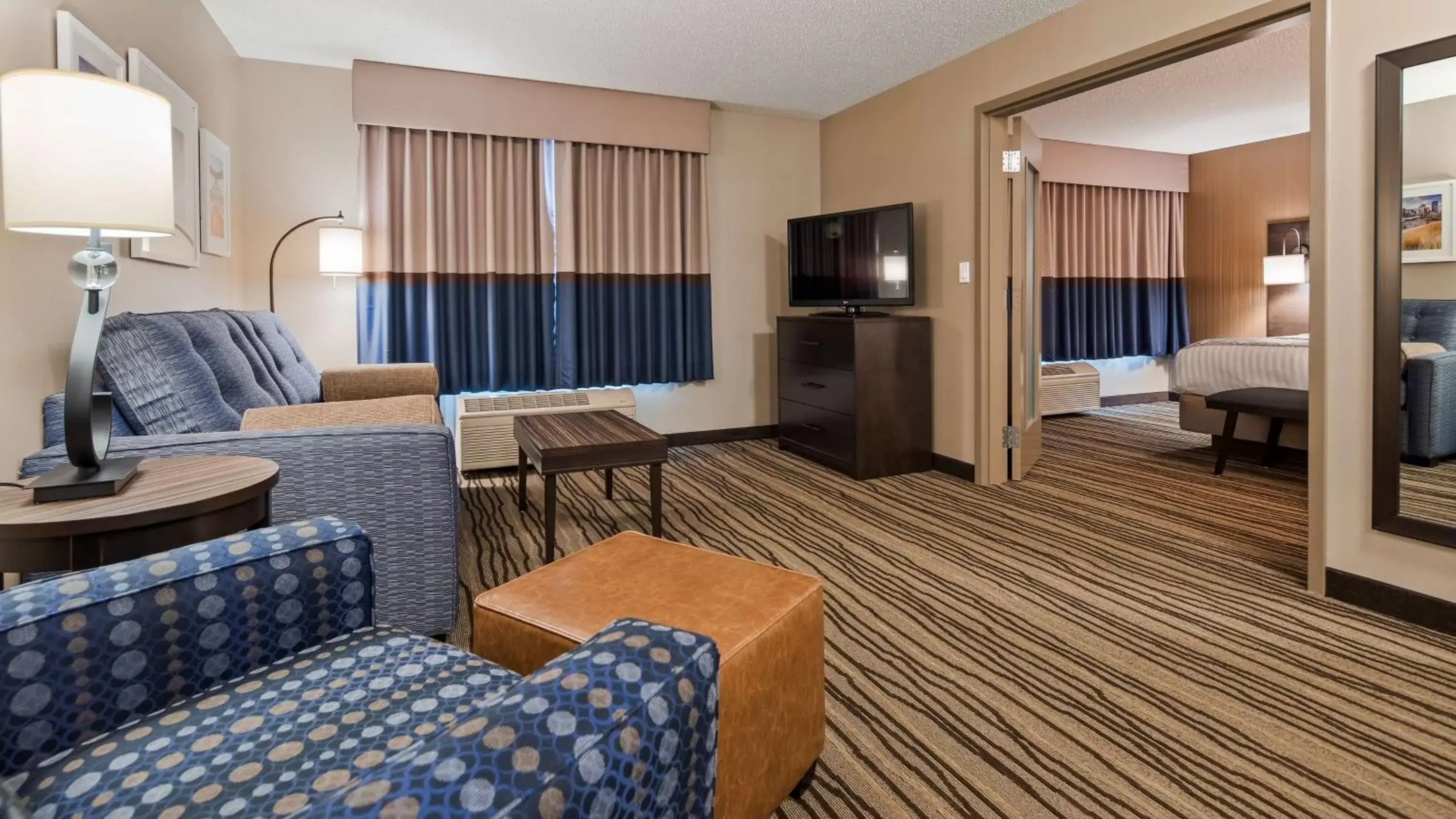 Photo of the whole room, Seating Area in Best Western PLUS Calgary Centre Inn