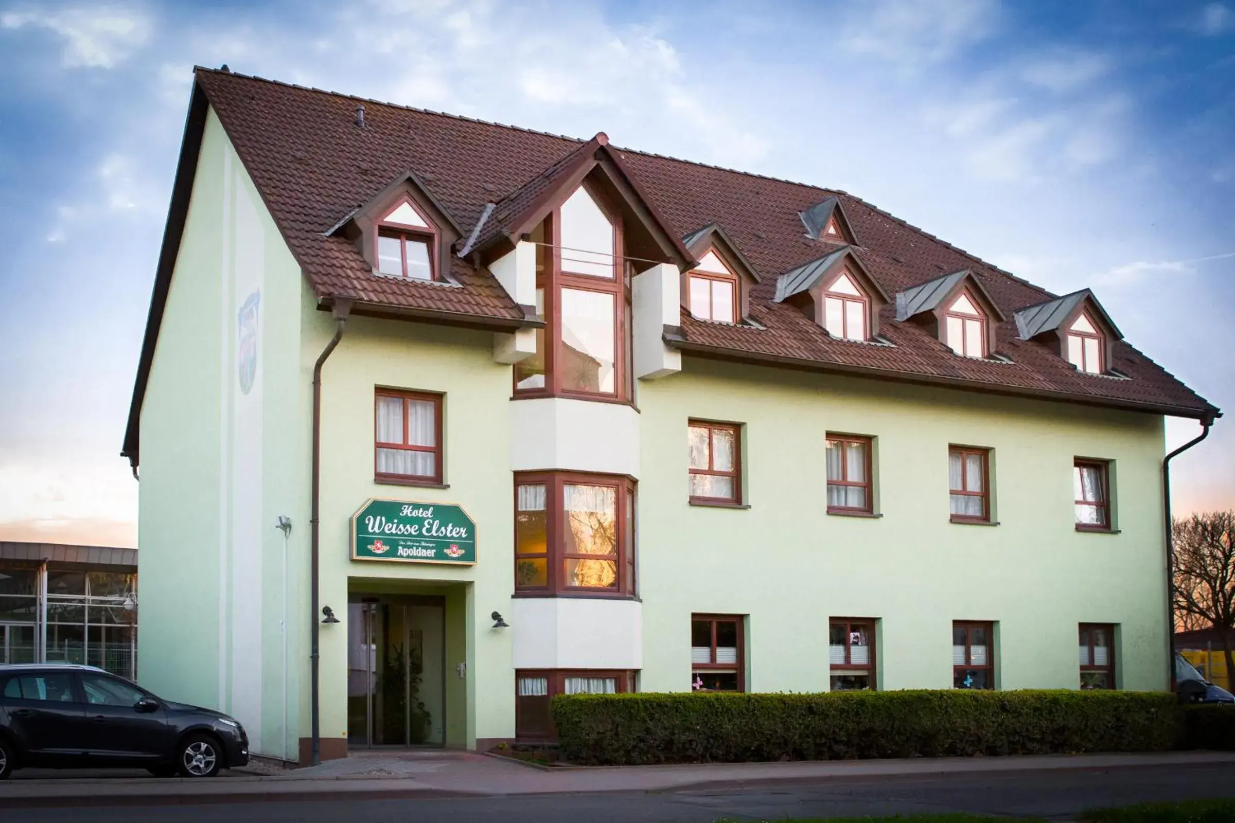 Facade/entrance, Property Building in Hotel Weisse Elster