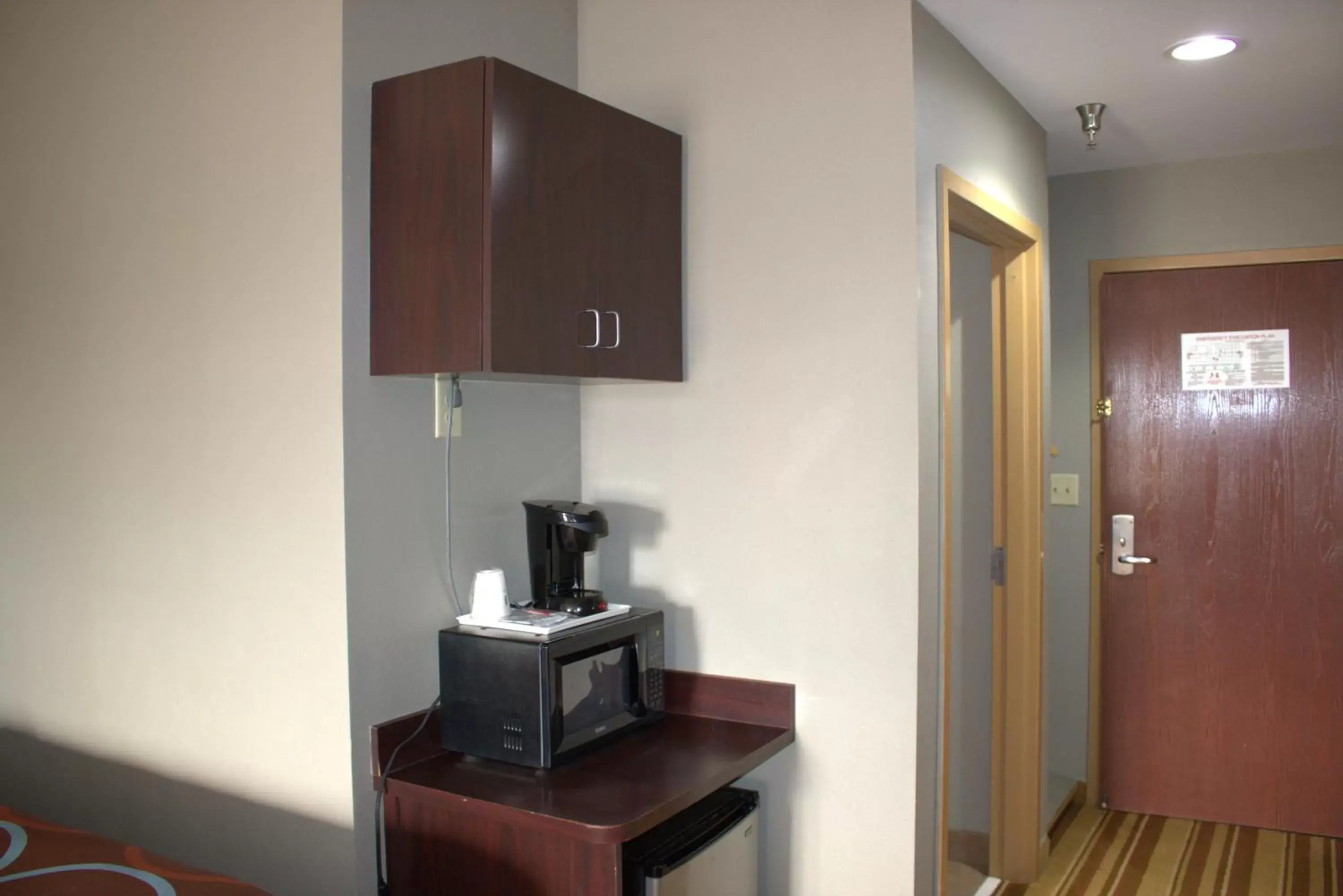 Coffee/tea facilities, TV/Entertainment Center in Super 8 by Wyndham Rainsville