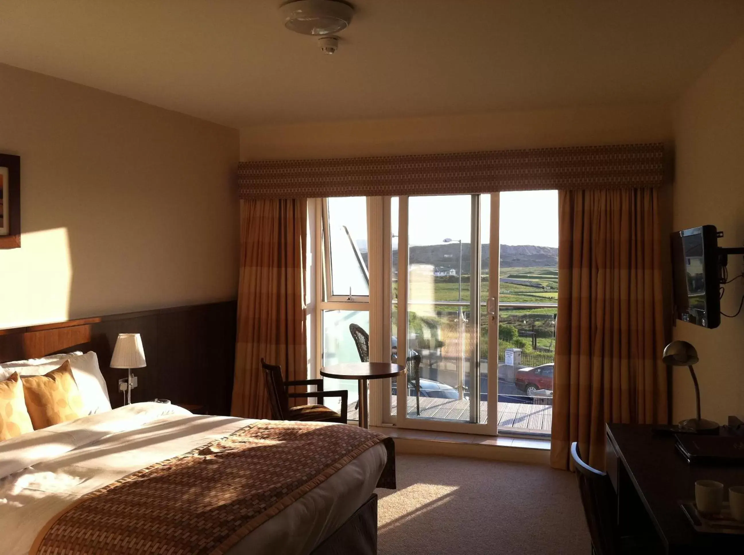 Spring, Bed in Strandhill Lodge and Suites
