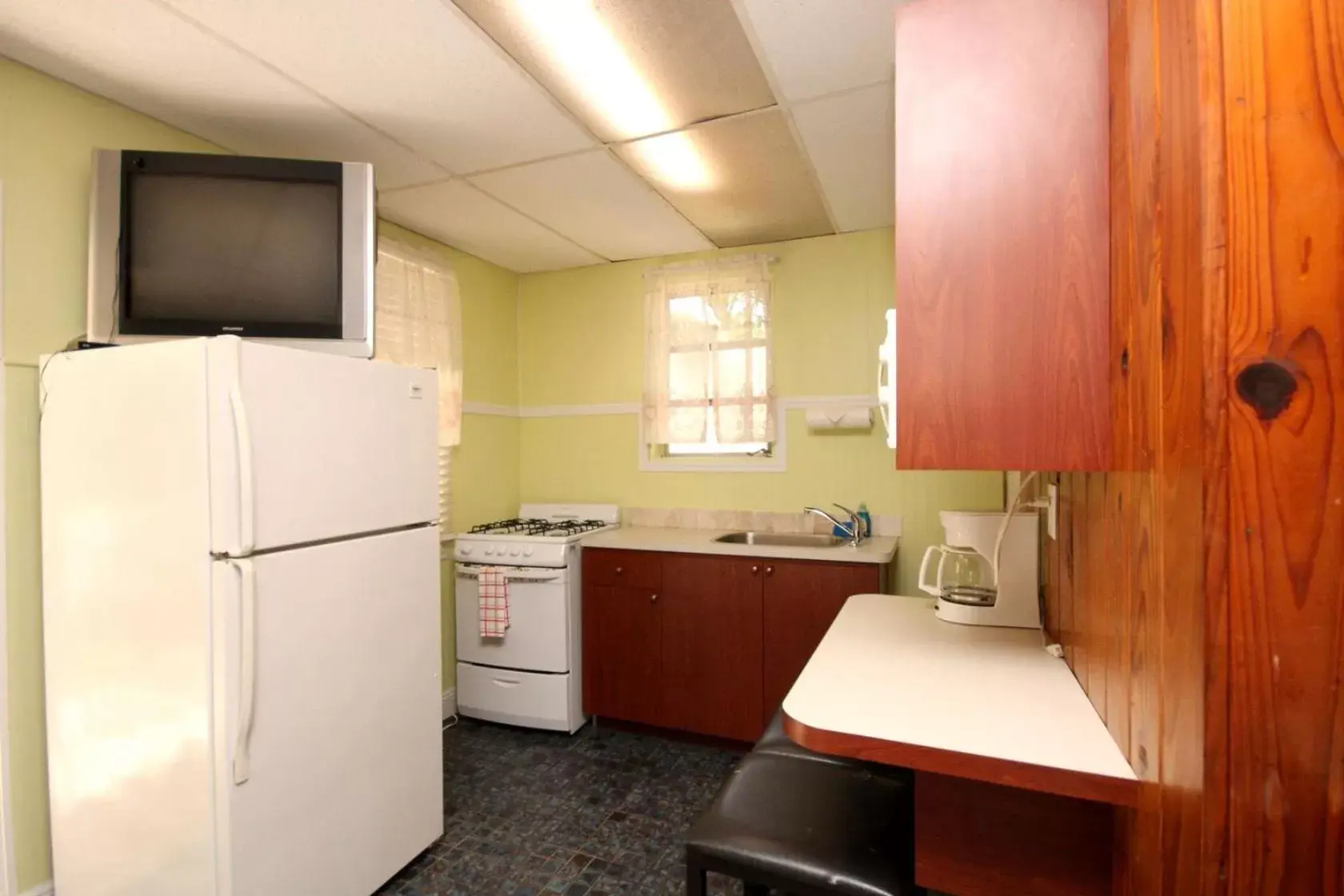 Kitchen/Kitchenette in Sunset Cove Beach Resort