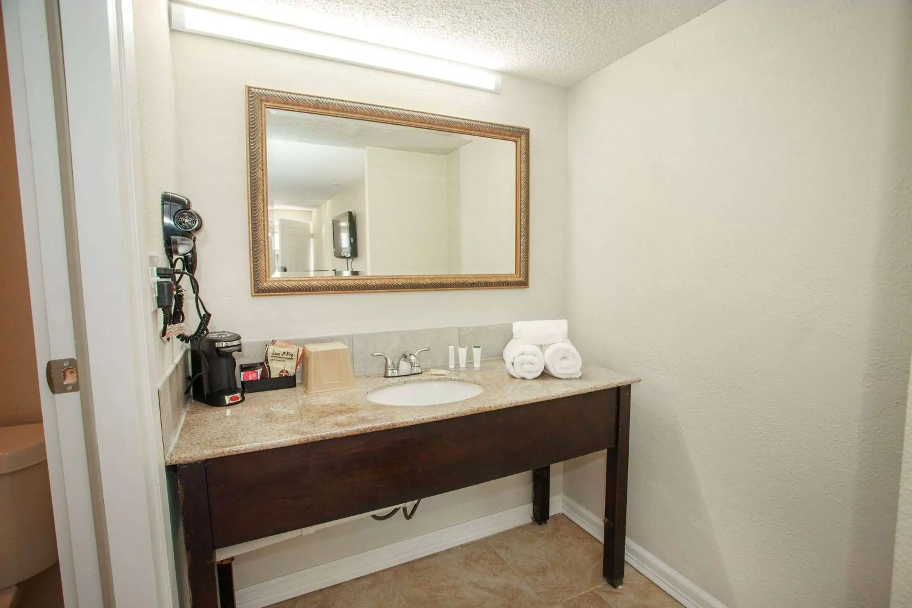 TV and multimedia, Bathroom in Travelodge by Wyndham Macon West