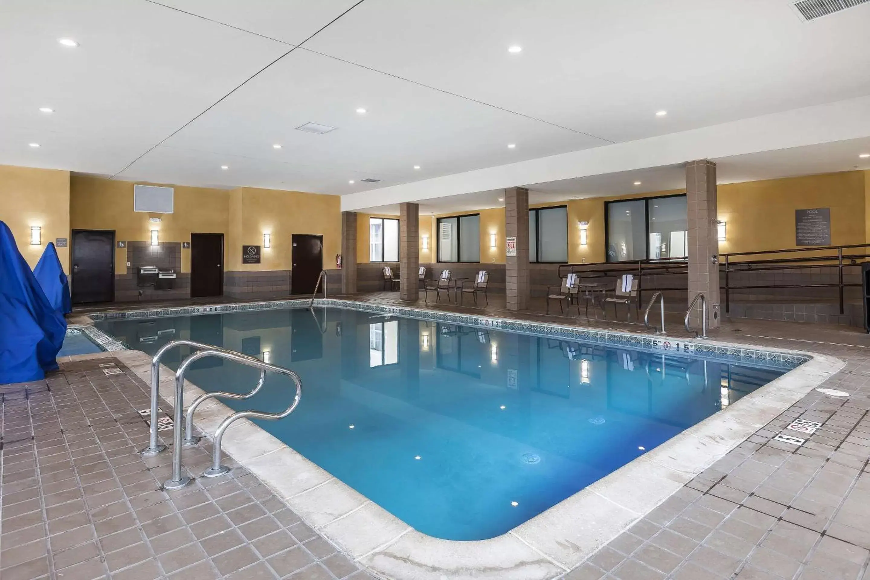 On site, Swimming Pool in Comfort Inn & Suites Allen Park/Dearborn