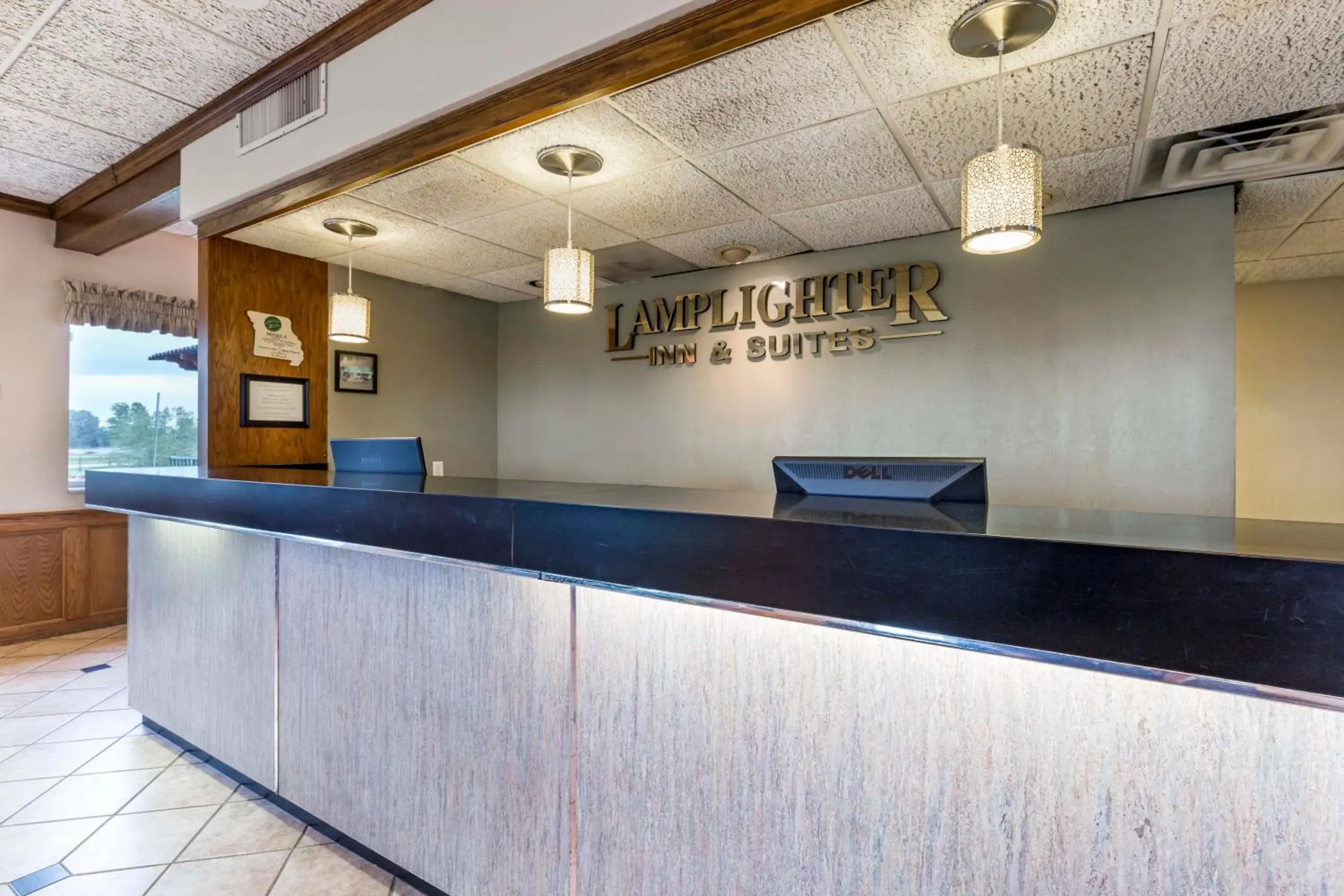 Lobby/Reception in Lamplighter Inn and Suites - North