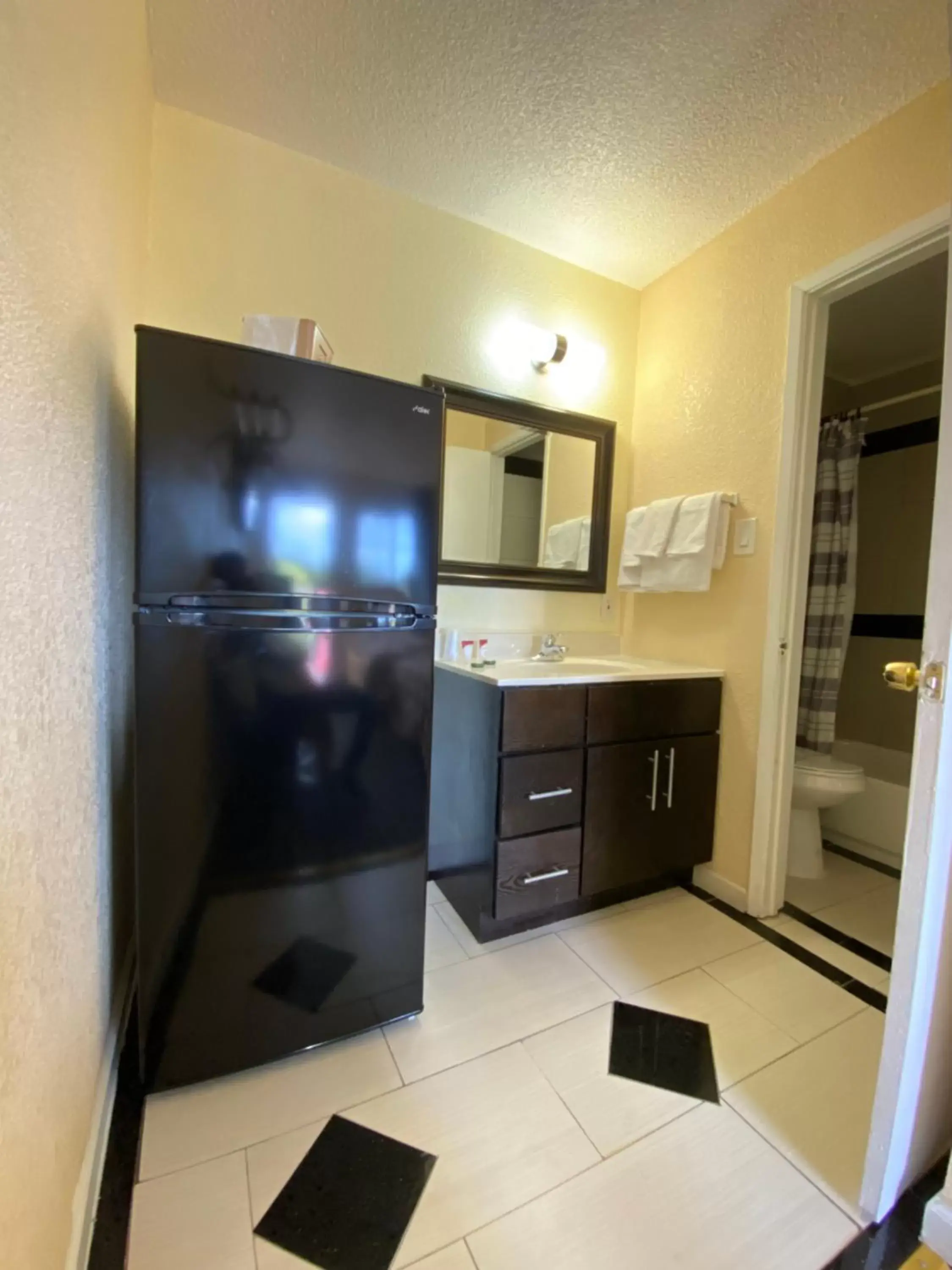 Bathroom, TV/Entertainment Center in Motel 7 - Near Six Flags, Vallejo - Napa Valley