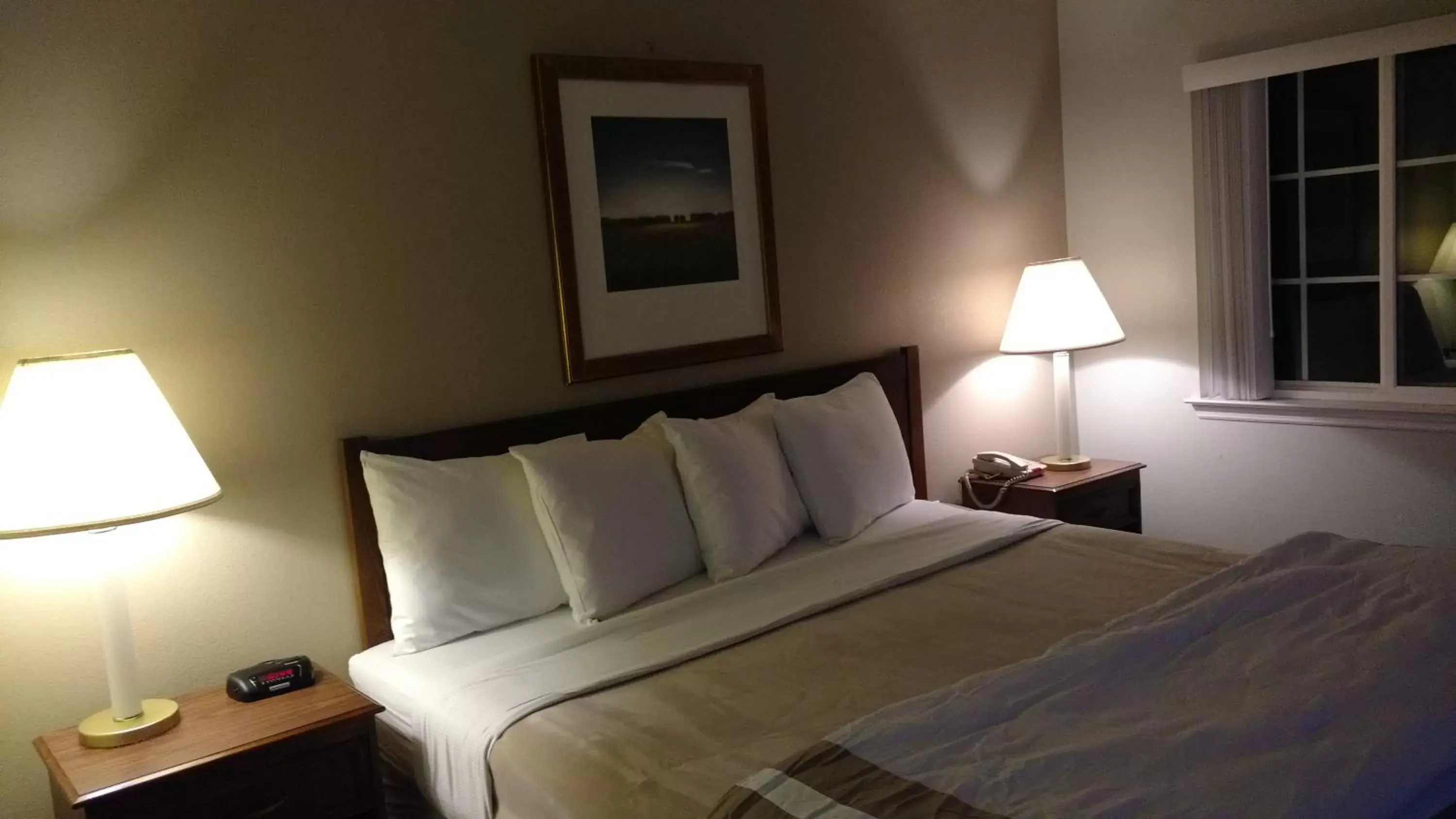 Bedroom, Bed in Affordable Suites Jacksonville