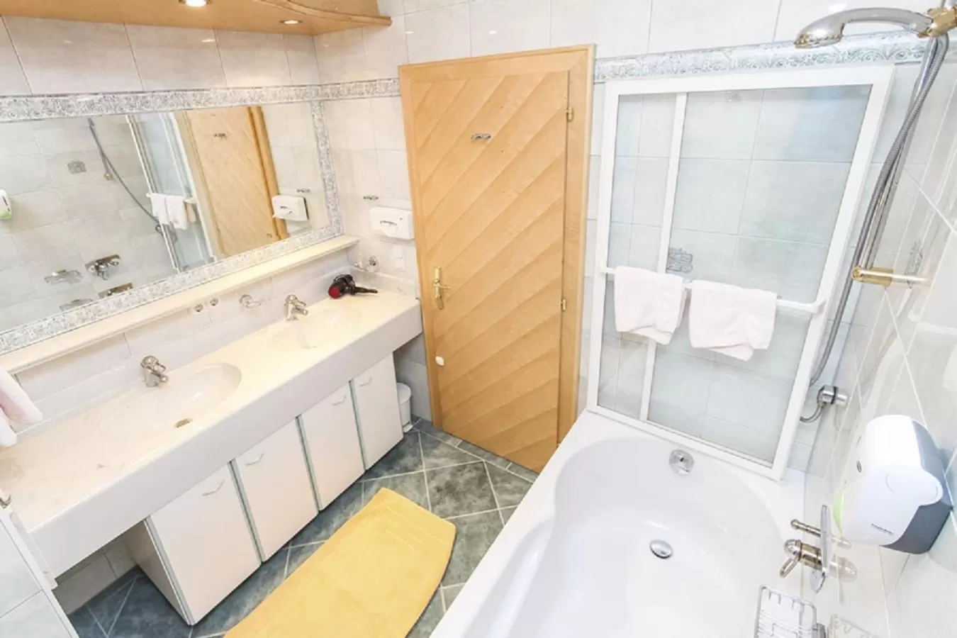 Bath in Zimmer & Ferienwohnungen Dandler