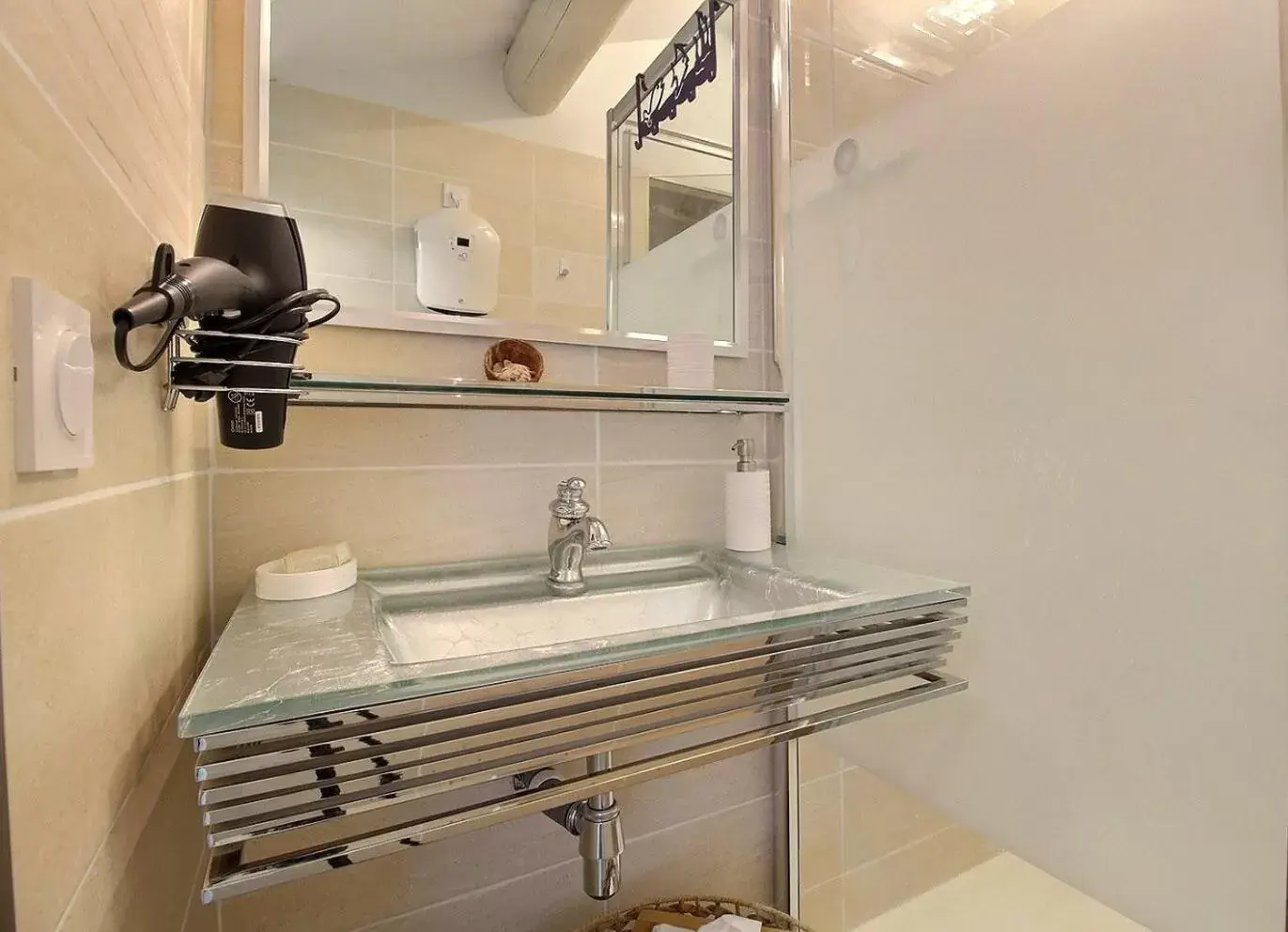 Bedroom, Bathroom in LE MAS COTHY en Provence