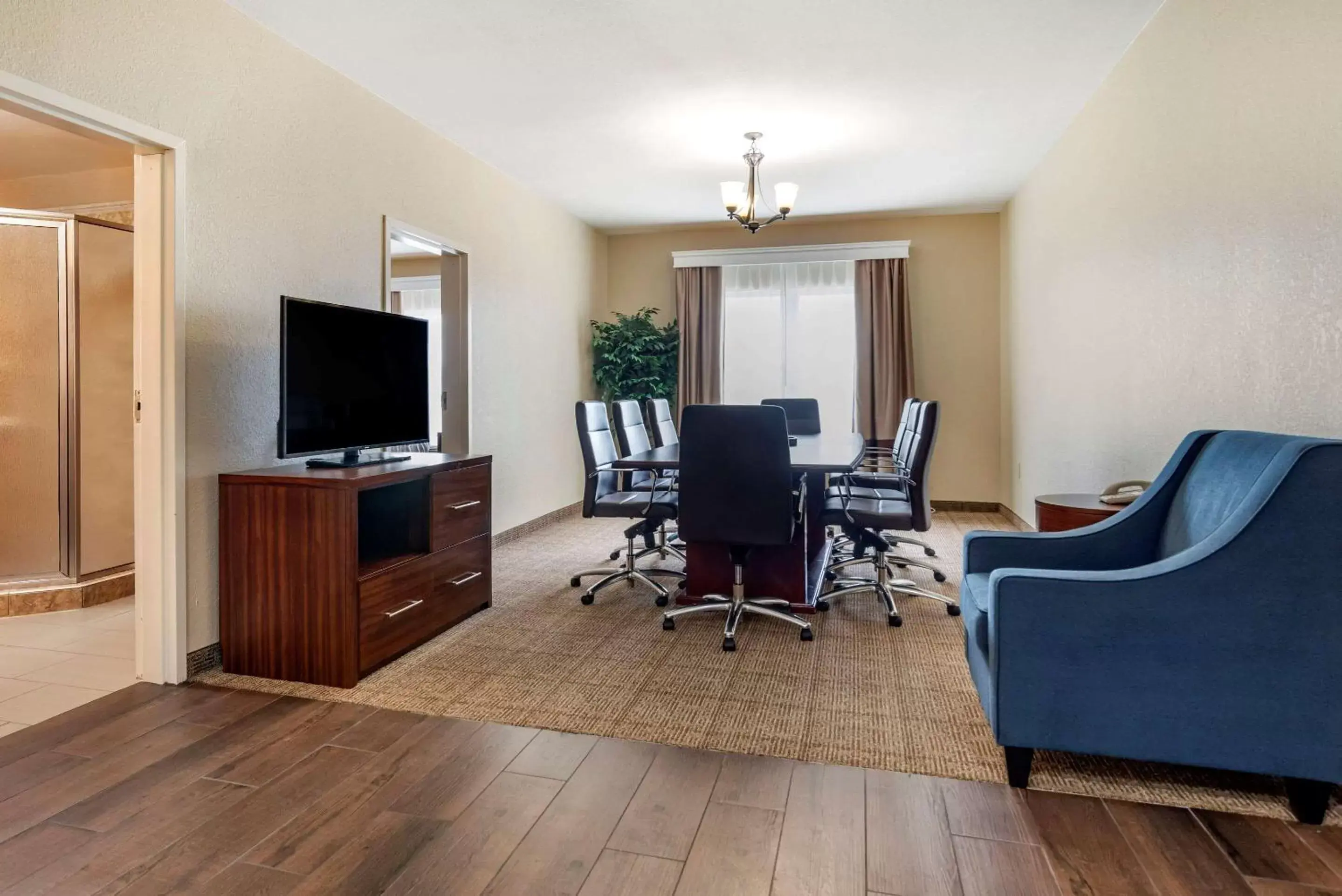 Photo of the whole room, Seating Area in Comfort Suites Vicksburg