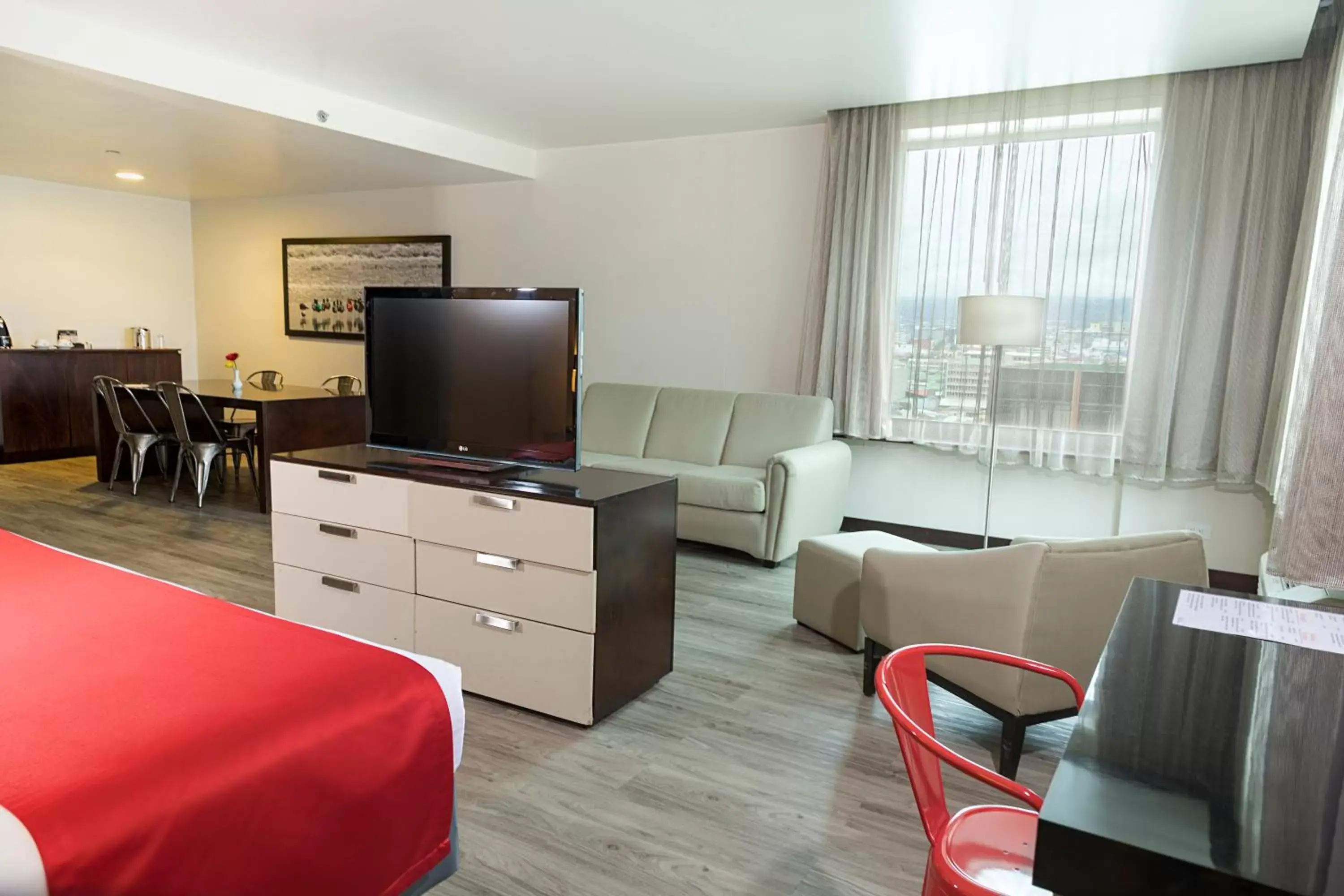 Seating area, TV/Entertainment Center in Park Inn San Jose by Radisson