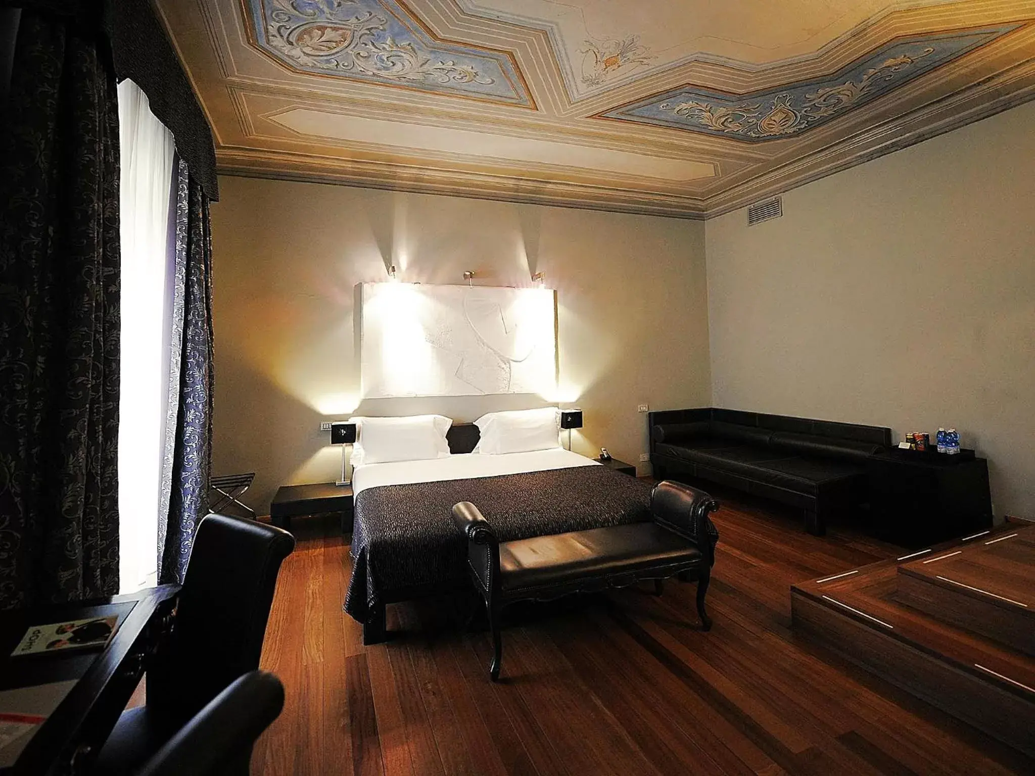 Photo of the whole room, Bed in Borghese Palace Art Hotel
