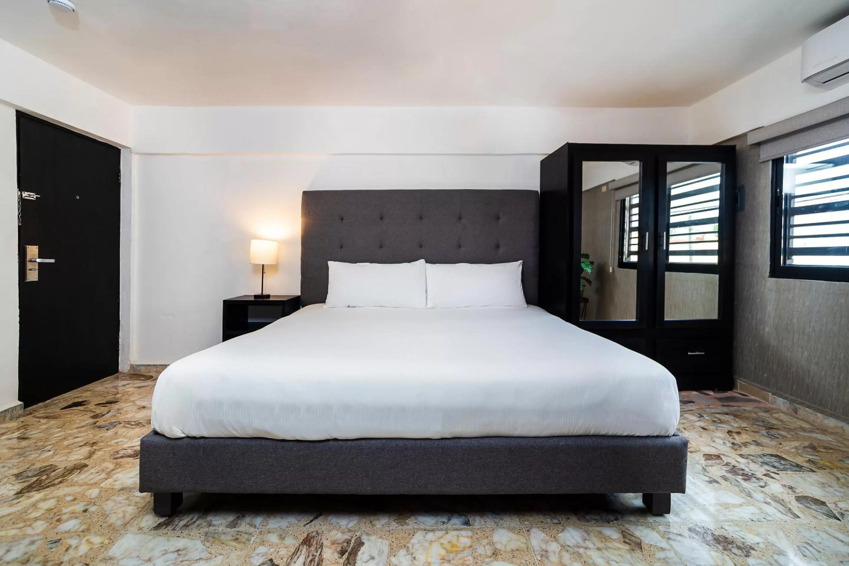 Photo of the whole room, Bed in San José Suites Boutique