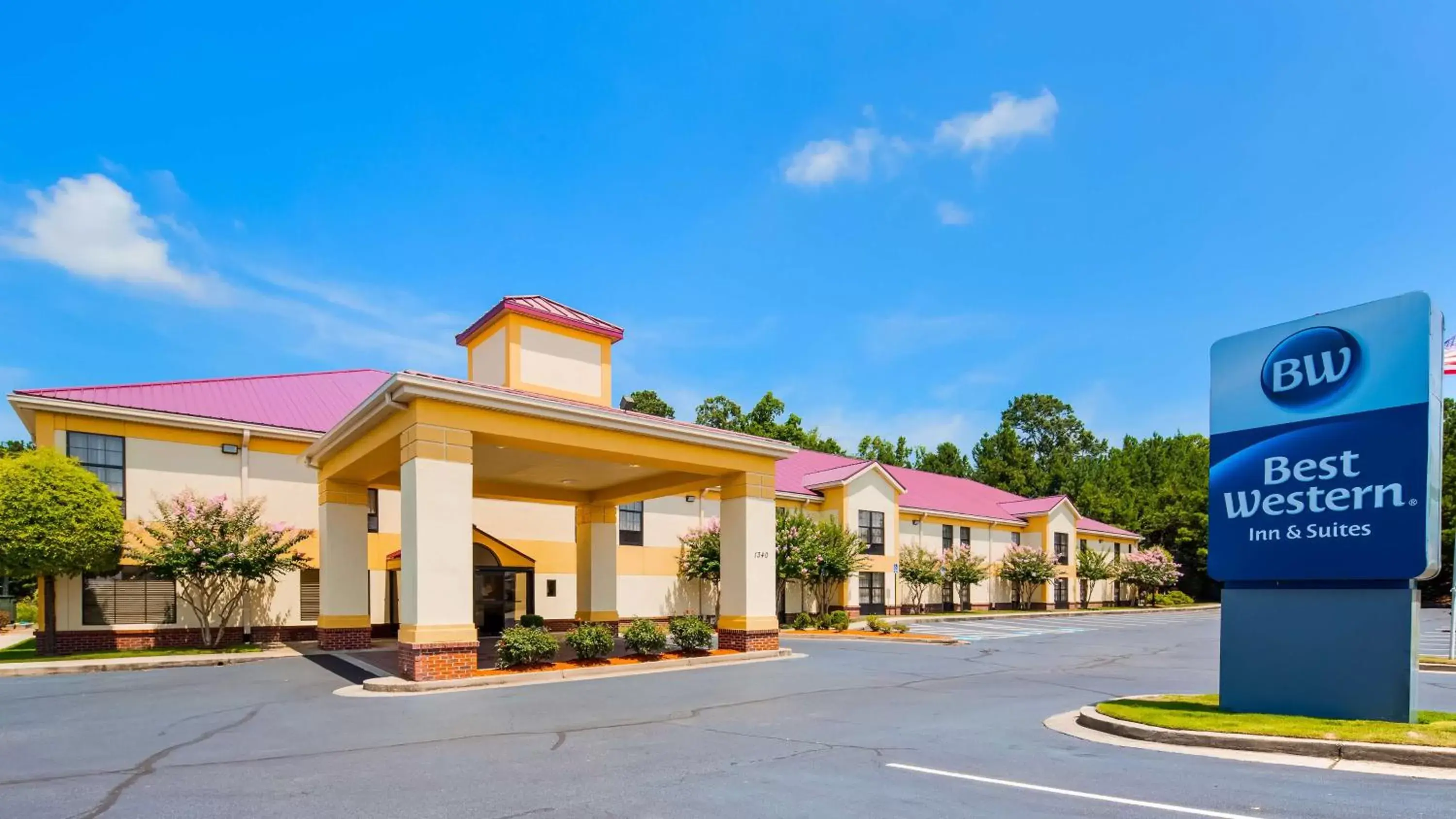 Property building in Best Western Hiram Inn and Suites