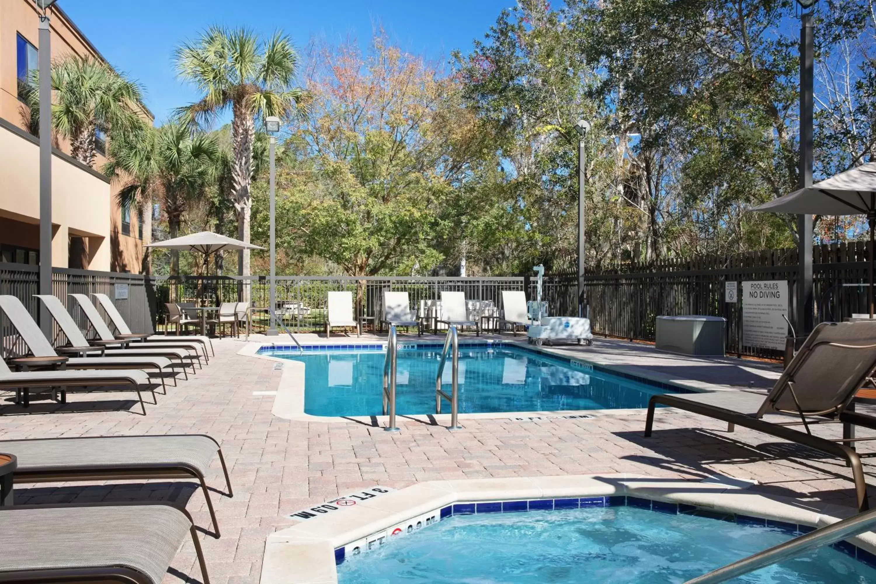 Hot Tub, Swimming Pool in Courtyard by Marriott St. Augustine I-95