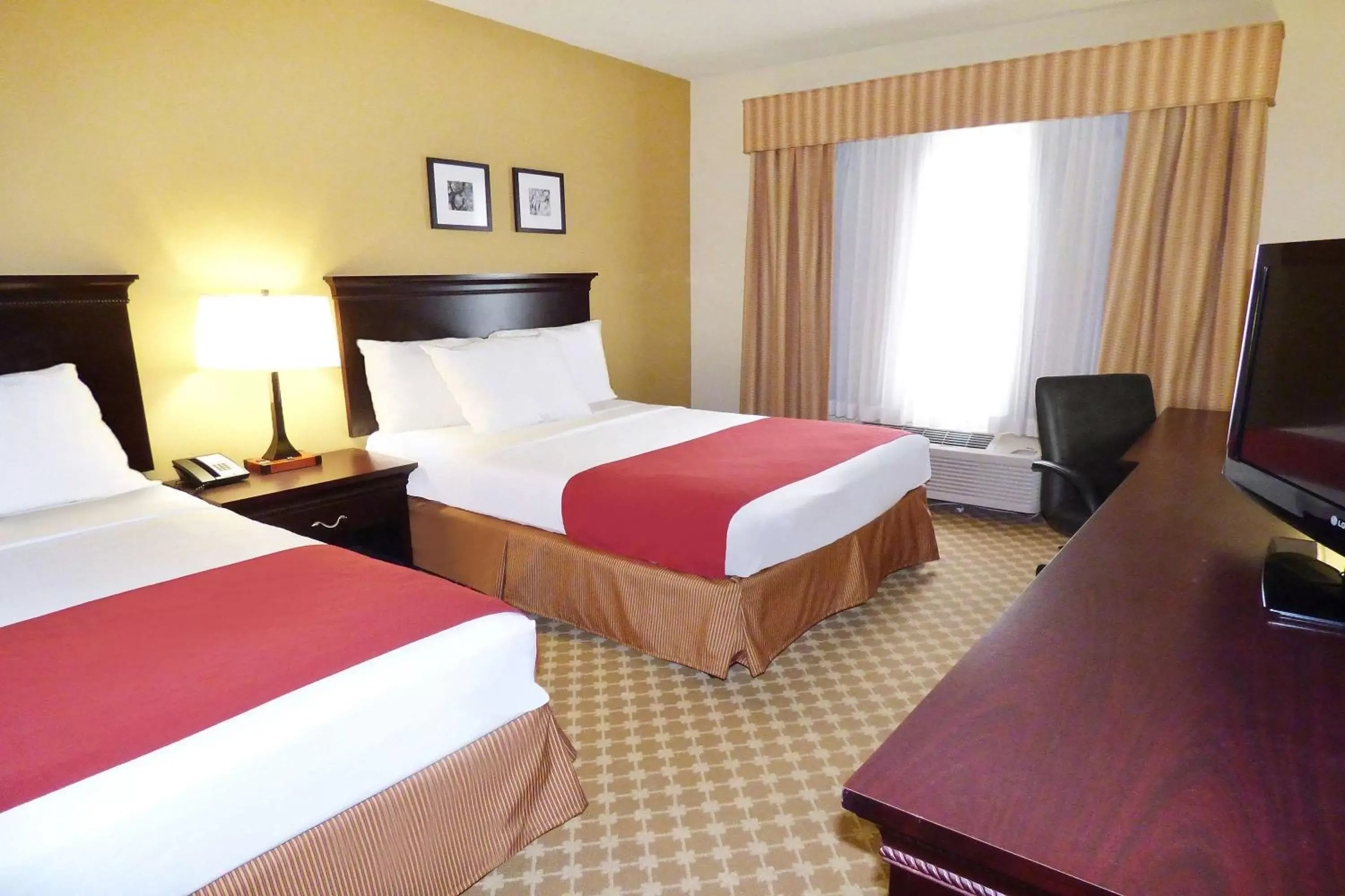 Photo of the whole room, Bed in Country Inn & Suites by Radisson, Port Orange-Daytona, FL