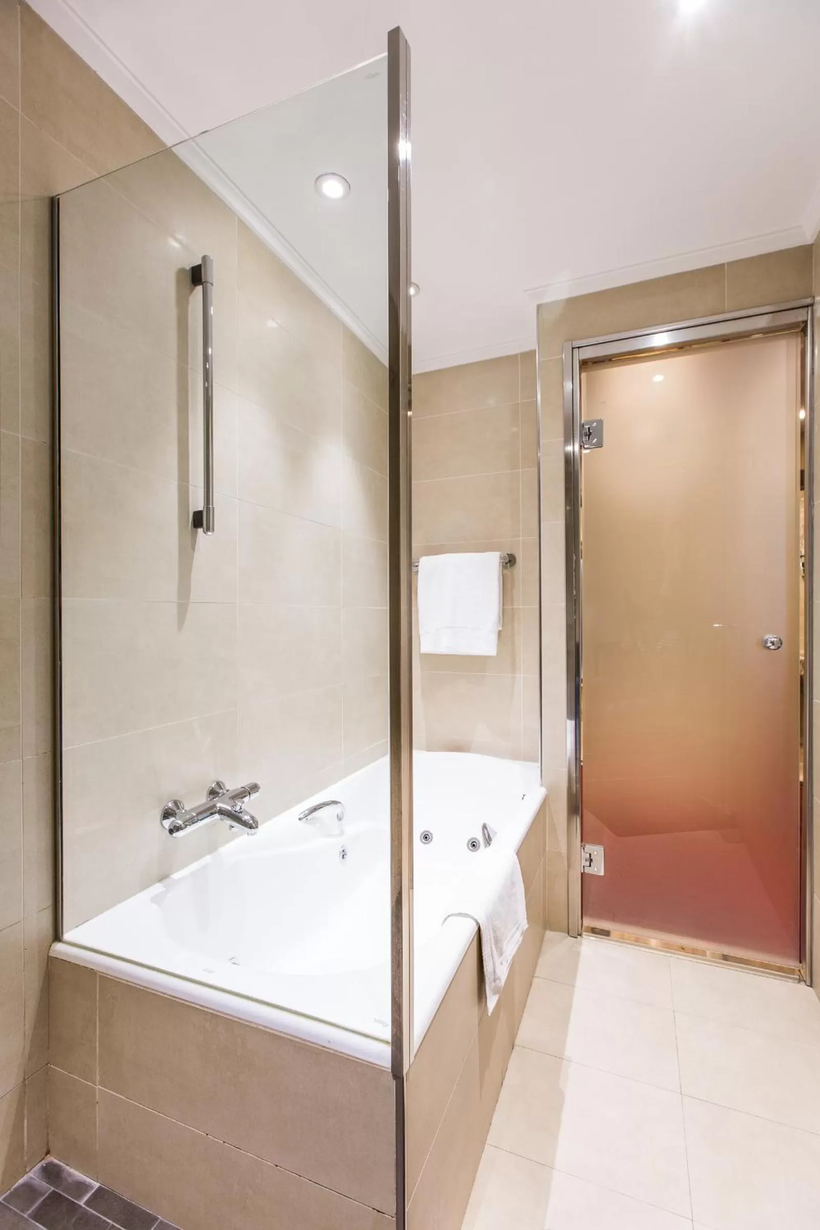 Bathroom, Bed in Hotel Carlton