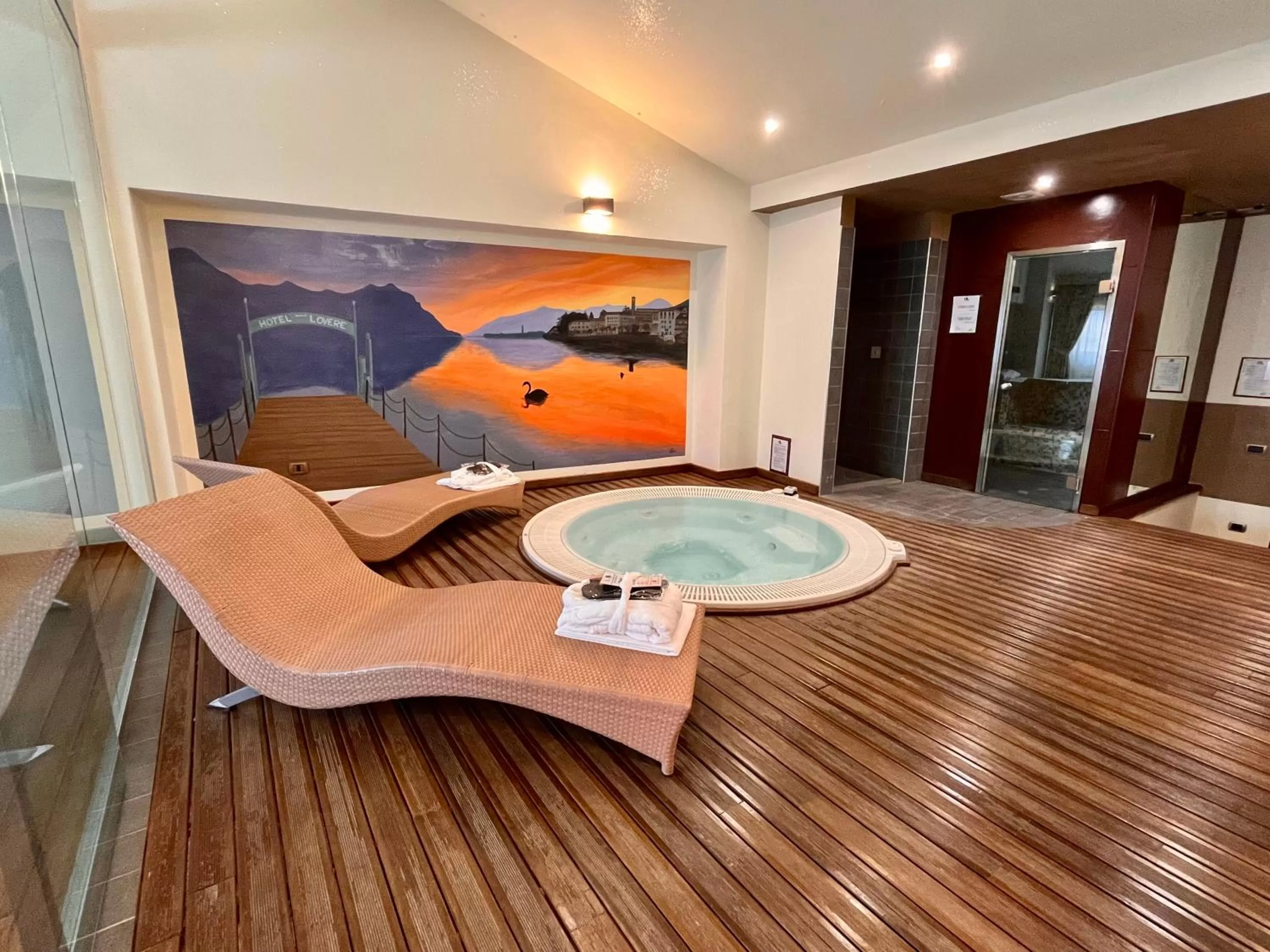 Hot Tub in Hotel Lovere Resort & Spa