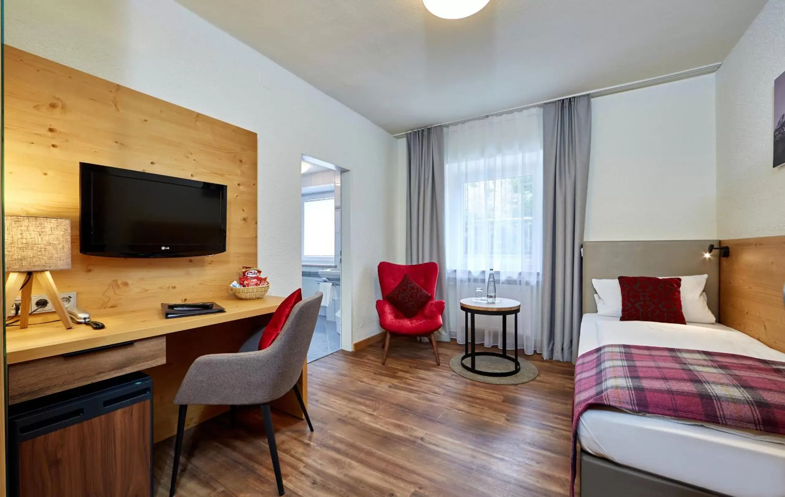 Bed, TV/Entertainment Center in Berghotel Hammersbach