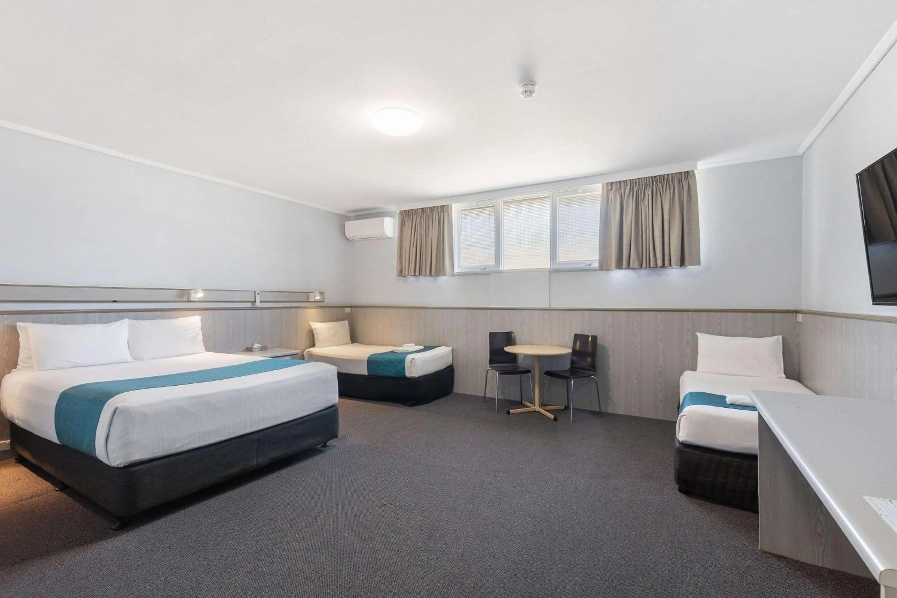 Bedroom, Bed in Comfort Inn Glenelg