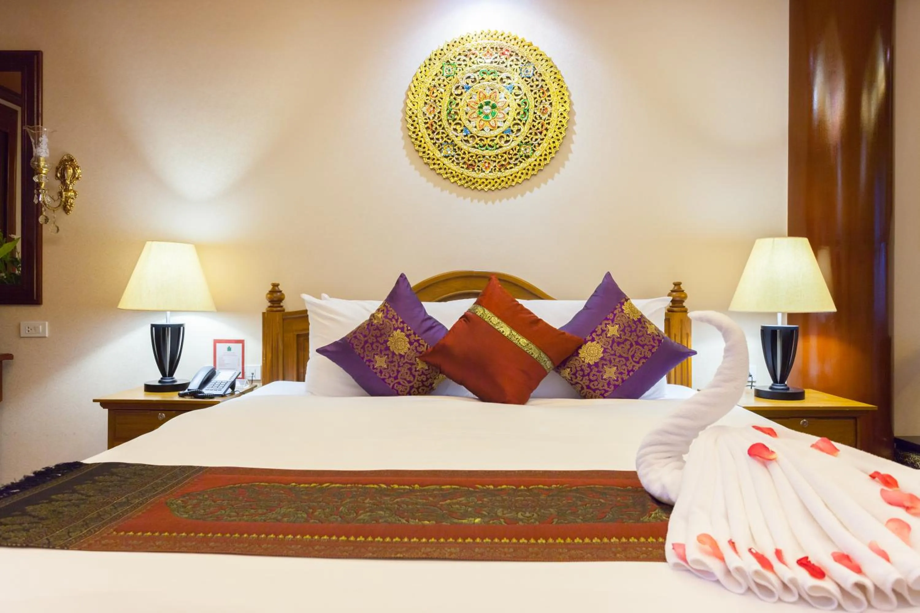 Bed in Royal Phawadee Village Patong - 2 Minutes walk to the beach