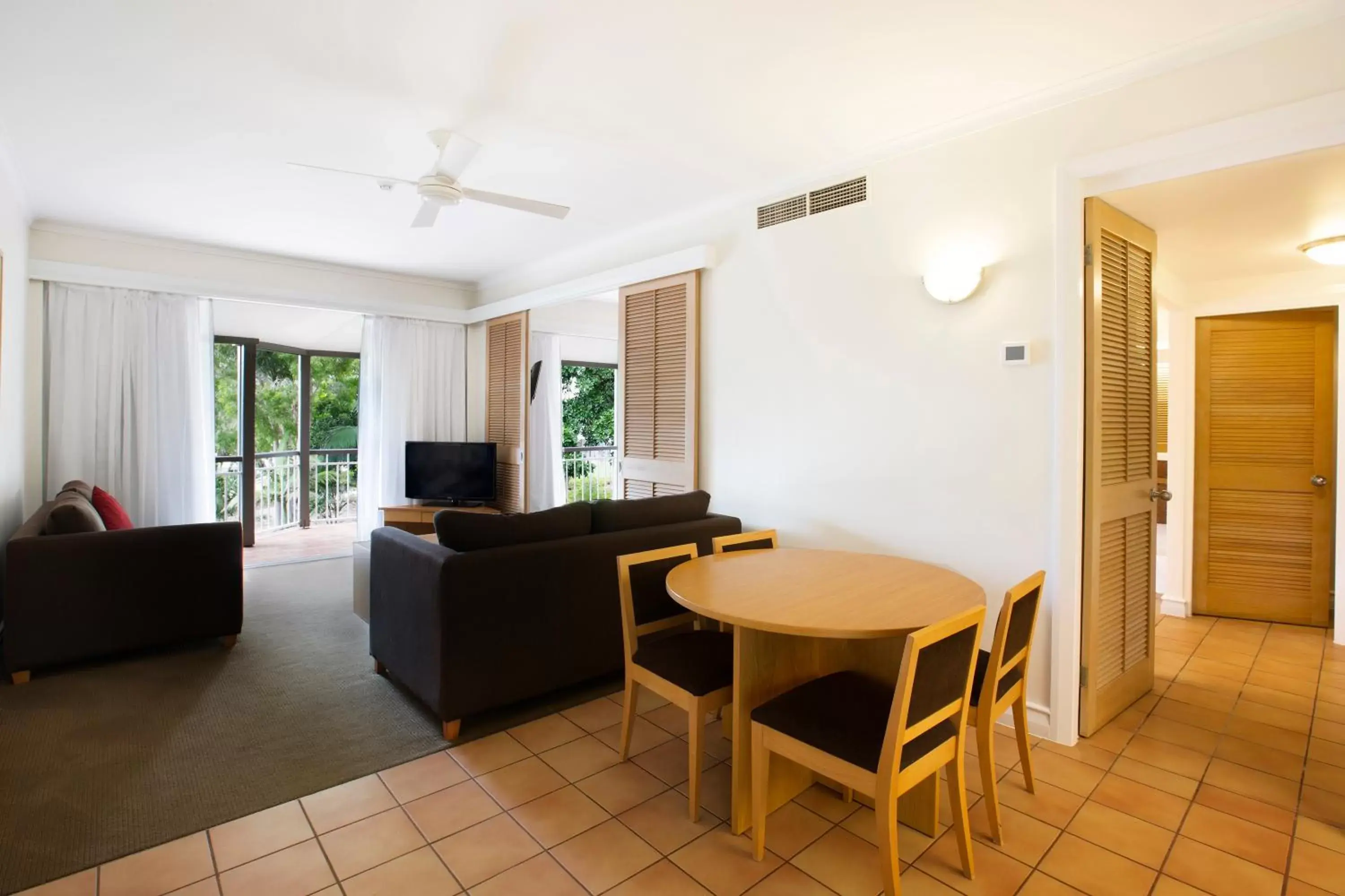 Day, Dining Area in Novotel Sunshine Coast Resort