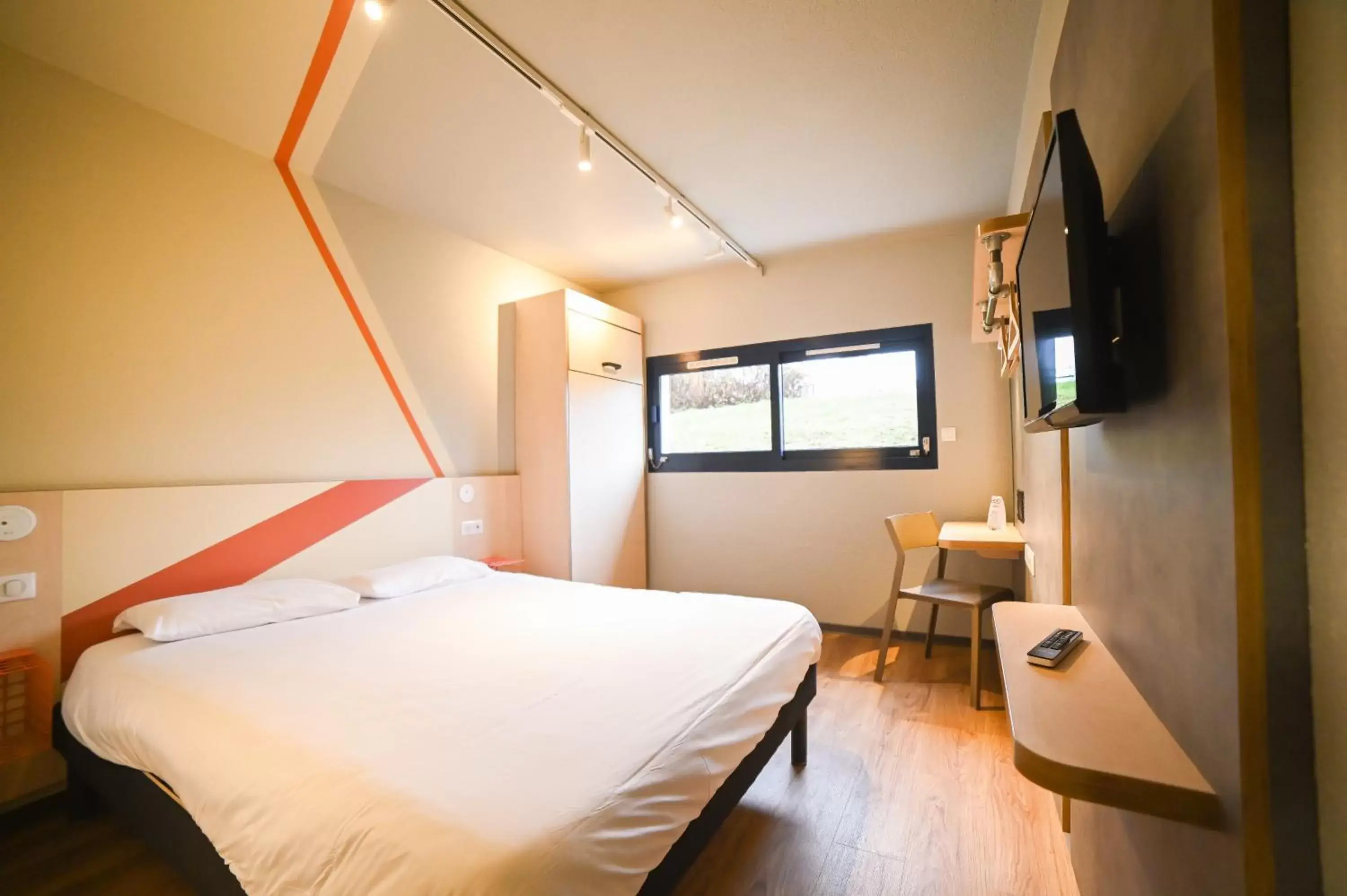 Bedroom, Bed in ibis budget Site du Futuroscope